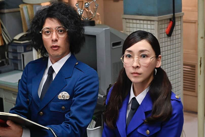 【テレ朝公式】時効警察はじめましたさんのインスタグラム写真 - (【テレ朝公式】時効警察はじめましたInstagram)「メガネづくしの第7話です。  どうやら「開運メガネ」といい、 かけているだけで運勢がUPするとか…。 みなさん、丸メガネをおしゃれにかけこなしています。  本日の時効事件は、メガネがトレードマークの歌手・蝙蝠ユキオ（#前野健太）の ワンマンライブの際に起こったとある事件。 現場には「メガネが犯人」というダイイングメッセージが残されていて…。 「桃瀬メガネ」社長の桃瀬多恵子（#壇れい）が捜査線に浮上し、がぜん興味を持った霧山は、趣味の捜査をはじめます。  #時効警察はじめました #第7話はこのあとすぐ  #オダキリジョー #麻生久美子 #吉岡里帆 #磯村勇斗」11月29日 23時00分 - jikou201910