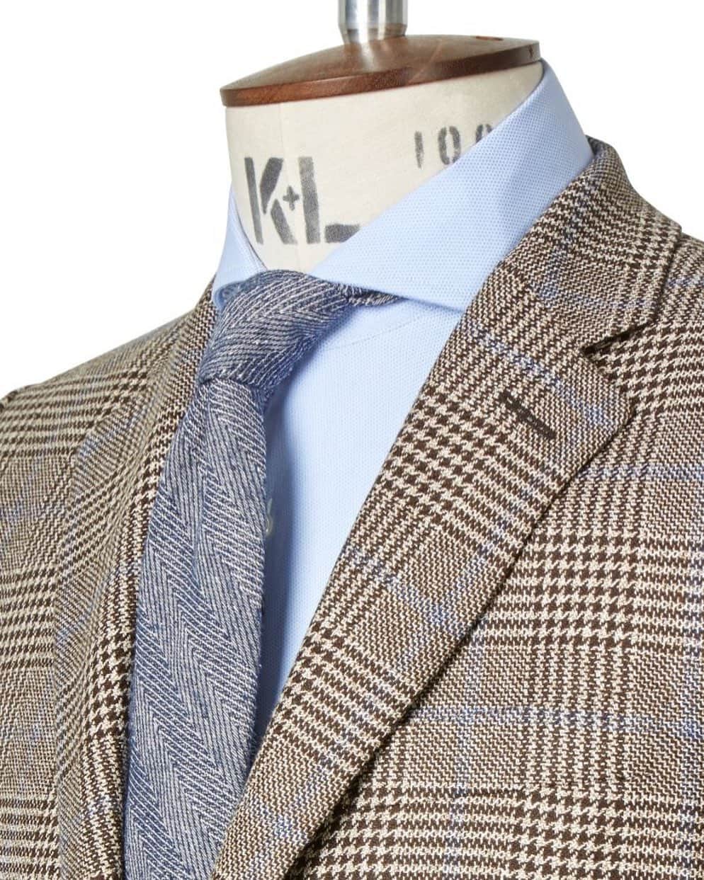 のインスタグラム：「Happy Black Friday! Enjoy 60% off ALL Chester Barrie in our Black Friday sale.  Whether you're after a new Dinner Suit for the festive season, or have had your eye on the Bold Prince of Wales Check Coat as winter looms, now is the perfect opportunity to take home your piece of the sartorial collection.  The sale is limited time only, so make sure you head online or in-store before midnight on Monday 2nd December. . . . . #ChesterBarrie #BlackFriday #BlackFridaySale #Sale #AW19 #ShopTheLook #CBstyle #TailoredToFit #SavileRow #MenWithStyle#Fashion #MensStyle #Style #Tailoring #Menswear #Jacket #MensFashion #BritishFashion #MensLifestyle #London #NewCollection #Suits #Jacket #Fabric #British #Italian」