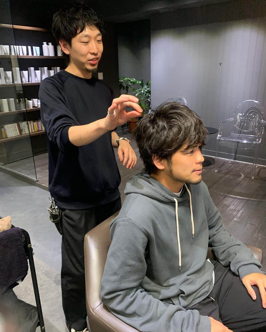 石井謙伍のインスタグラム：「昔からあまり変わらないと言われる僕の髪型ですが、そんな僕の好みを細かいところまで熟知してくれてる、信頼できる美容師さん。木原さんが新しく美容室をオープンされたので、行ってきました！突然の予約にも快く引き受けてくれてありがとうございます！ とてもおしゃれで居心地のいいサロンでした☺️札幌で美容室にお困りの方はぜひ木原さんのところへ行かれてみてください😉」