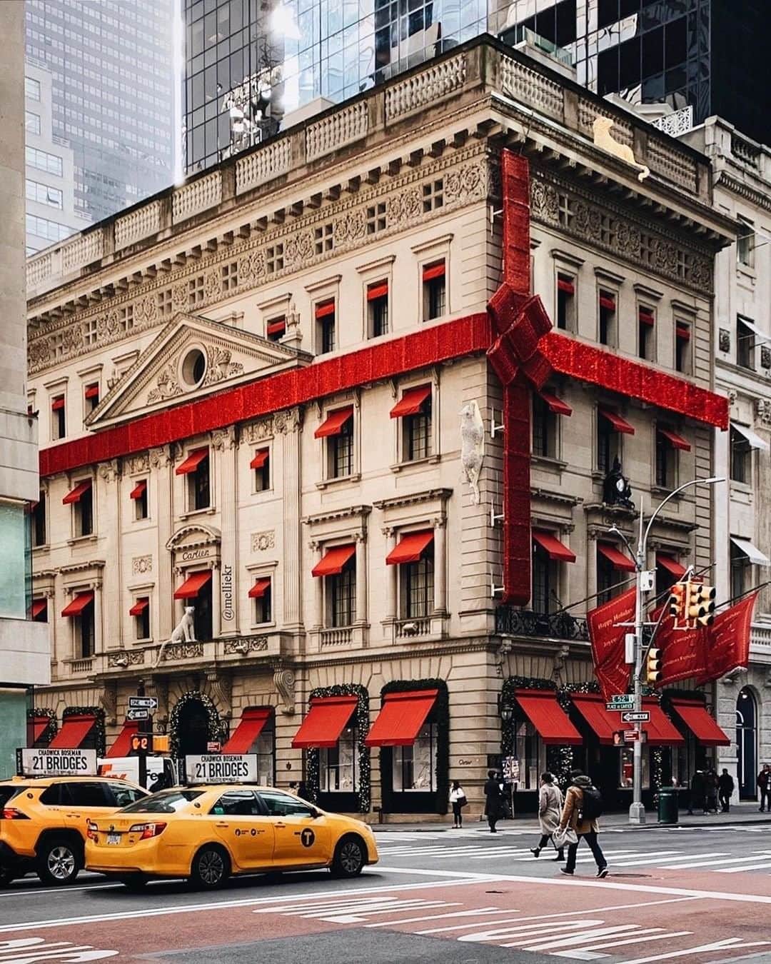 Travel + Leisureさんのインスタグラム写真 - (Travel + LeisureInstagram)「New York City comes alive with the spirit of the holidays. Get our guide to the best kept holiday secrets in the city that never sleeps! Link in bio. #tlpicks courtesy of @melliekr」11月29日 23時18分 - travelandleisure