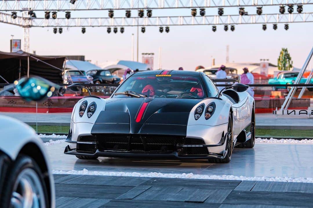 パガーニ・アウトモビリのインスタグラム：「Desert mirages at the @globalautosalon... What's your favourite one? Take a look at our stories  and leave a comment!  #pagani #huayra #huayraroadster #roadsterbc #globalautosalon @m7md_ms」