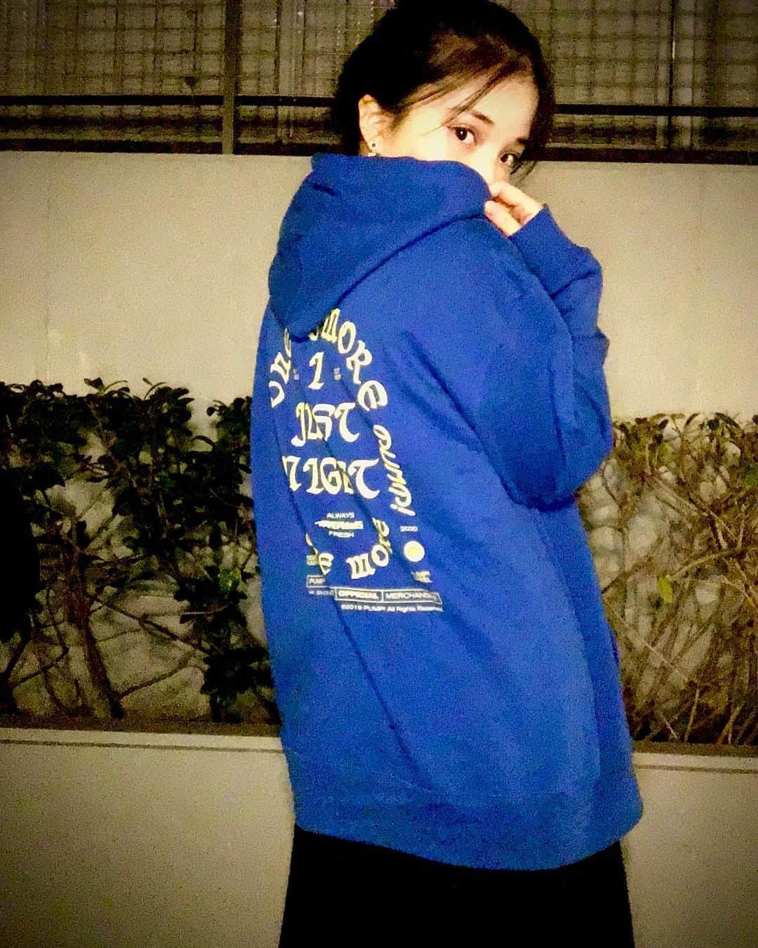 仮谷せいらのインスタグラム：「NEWグッズ ”ONE’S MORE 19-20パーカー” 一足お先にゲット🥴💚 現状WEBのみでの販売予定なので 是非こちらのサイトから サイズ・色を選んでゲットしてください🙇‍♀️👇 https://limista.jp/detail-project.php?p_no=489  ご購入頂いたお客様は 12/4(水)20:30〜生配信ネットサイン会へご参加頂けます✨  因みに私が着ているのはLです🐥」