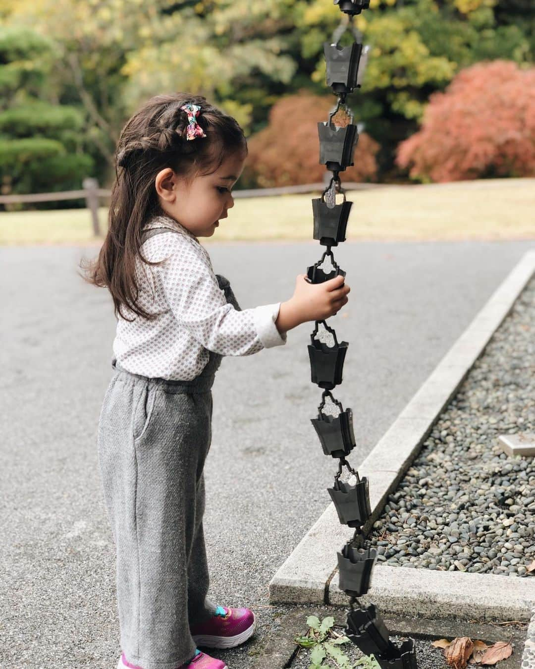 大橋菜央さんのインスタグラム写真 - (大橋菜央Instagram)「Papa-daughter time👱🏼‍♂️🧒🏻 . . . 雨水を受ける雨樋が気になって仕方がないMiaと ▶︎▶︎▶︎パパと公園遊び🙌🎶 立派な滑り台があるけど怖いらしく 階段を上り下りするだけ😂 . ズボンの丈も肩紐も なぜか自然にアシンメトリーになってしまう Miaの七不思議🤔 . . #菅刈公園 #復元庭園 #こどものいる暮らし#1歳9ヶ月 #生後21ヶ月 #たれ眉 #たれ目 #miababyliving #naoliving_tokyo #miababyliving_hair」11月29日 23時19分 - naoliving