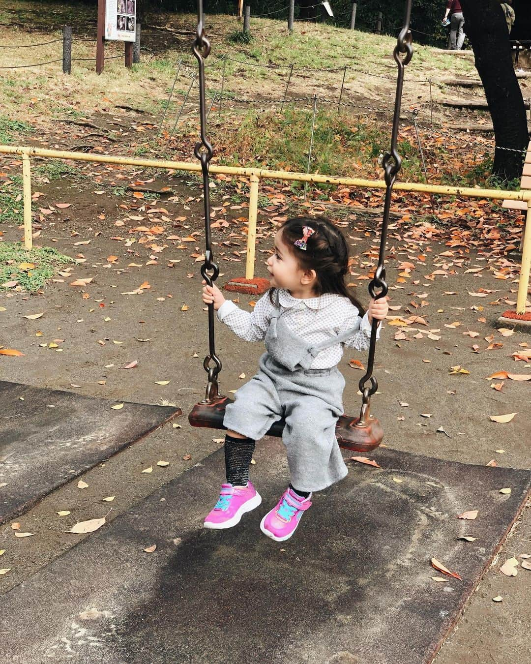 大橋菜央さんのインスタグラム写真 - (大橋菜央Instagram)「Papa-daughter time👱🏼‍♂️🧒🏻 . . . 雨水を受ける雨樋が気になって仕方がないMiaと ▶︎▶︎▶︎パパと公園遊び🙌🎶 立派な滑り台があるけど怖いらしく 階段を上り下りするだけ😂 . ズボンの丈も肩紐も なぜか自然にアシンメトリーになってしまう Miaの七不思議🤔 . . #菅刈公園 #復元庭園 #こどものいる暮らし#1歳9ヶ月 #生後21ヶ月 #たれ眉 #たれ目 #miababyliving #naoliving_tokyo #miababyliving_hair」11月29日 23時19分 - naoliving