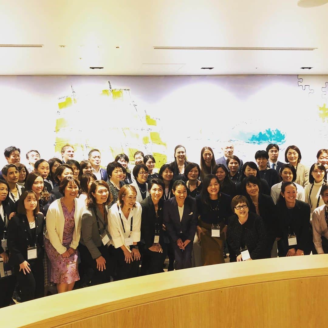 伊達公子さんのインスタグラム写真 - (伊達公子Instagram)「今週、EY Japan Women Athletes Business Network (WABN) にてゲストスピーカーとして「ゴールセッティング」をテーマにお話しをさせていただきました。 アスリートからビジネスの世界への転身と、潜在的に持っているリーダーとしての能力を発揮できるようサポートすることが目的であり、そのために必要なネットワーキングの構築やさまざまなニーズに合わせたサービスの提供をしているネットワークで、そのワークショップでした。現役、引退した女性アスリートたちが来てくれて真剣な眼差しで話を聞いてくれていました。 #伊達公子 #kimikodate #テニス #テニスプレーヤー #テニスプレイヤー #tennis #tennisplayer #instatennis #instasports #eyjapan #womenathletes #女性アスリート #セカンドキャリア」11月29日 23時21分 - kimiko.date