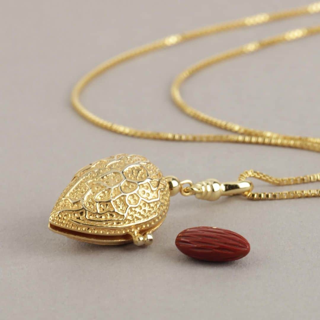 ルル フロストのインスタグラム：「Inspired by a Victorian original, our Frost Fine Almond Locket Charm opens to reveal a nut made of hand carved jasper inside the shell. A symbol of promise and hope for a sweet life, this is one of Team Lulu’s favorite Frost Fine Charms and is included in our Black Friday sale! How sweet indeed. #frostfinecharms #blackfriday」