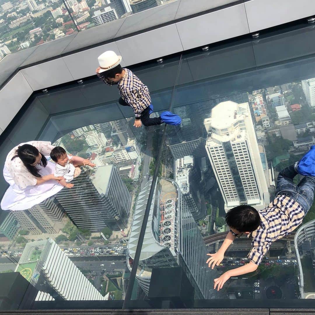 AirAsia (公式) さんのインスタグラム写真 - (AirAsia (公式) Instagram)「*﻿ *﻿ いまバンコクでホットスポットといえば、キングパワー・マハナコーンビル🏢﻿ タイで一番高い高層ビルですが、なんと言っても、「えっ！」と驚くような奇抜なデザインはとても目を引きます。﻿ さらに、78階にはバンコクを一望できる「スカイウォーク」が！その名のとおり、ガラスの上を歩くスリル満点なアクティビティをお楽しみいただけます！﻿ 同フロアには「ルーフトップバー」もあるようですよ。﻿ ﻿ 入場料金は約3000円（約1000バーツ）。特別なシーズン（クリスマス時期など）では割高になることや、逆に特別料金で安くなることも。バンコクの街中にあるホテルのルーフトップバーと違って、営業時間は10時～24時（年中無休）と長く、朝から素晴らしい眺望とお酒を楽しむことができます。﻿ ﻿ バンコク（ドンムアン）へは、東京（成田）・大阪（関西）・名古屋（中部）・札幌（新千歳）・福岡の各地から便利な直行便で！﻿ ﻿ #バンコク #エアアジア #タイ #タイ旅行 #女子旅 #旅行 #カメラ好き #旅女 #スカイウォーク #スリル﻿ #まってろアジア #旅行好きな人と繋がりたい #ルーフトップバー　#マハナコーンタワー #airasia #奇抜な建物 ﻿ 今すぐ予約⇓﻿ https://www.airasia.com/ja/jp」11月29日 14時26分 - airasia_jpn