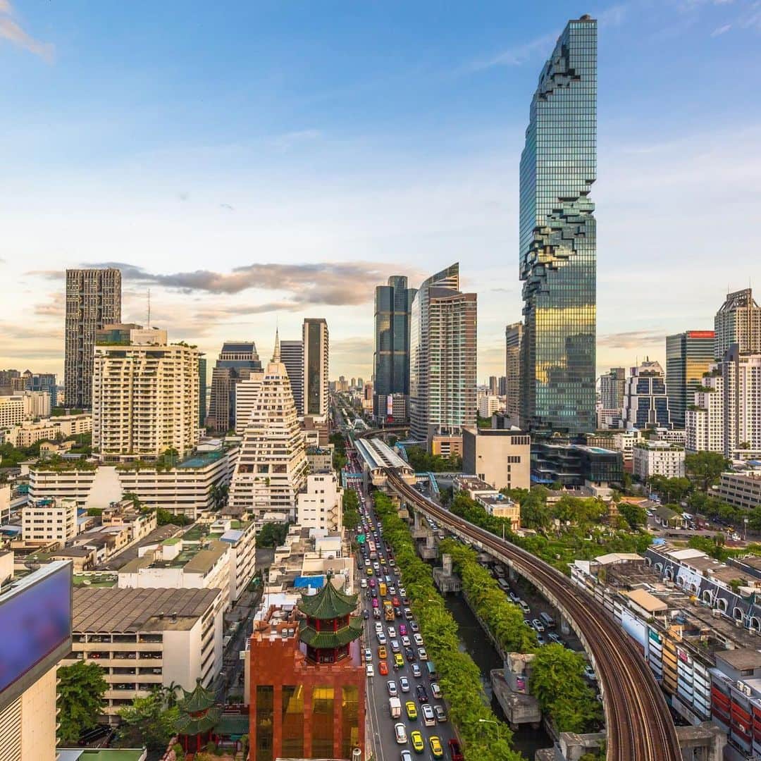 AirAsia (公式) さんのインスタグラム写真 - (AirAsia (公式) Instagram)「*﻿ *﻿ いまバンコクでホットスポットといえば、キングパワー・マハナコーンビル🏢﻿ タイで一番高い高層ビルですが、なんと言っても、「えっ！」と驚くような奇抜なデザインはとても目を引きます。﻿ さらに、78階にはバンコクを一望できる「スカイウォーク」が！その名のとおり、ガラスの上を歩くスリル満点なアクティビティをお楽しみいただけます！﻿ 同フロアには「ルーフトップバー」もあるようですよ。﻿ ﻿ 入場料金は約3000円（約1000バーツ）。特別なシーズン（クリスマス時期など）では割高になることや、逆に特別料金で安くなることも。バンコクの街中にあるホテルのルーフトップバーと違って、営業時間は10時～24時（年中無休）と長く、朝から素晴らしい眺望とお酒を楽しむことができます。﻿ ﻿ バンコク（ドンムアン）へは、東京（成田）・大阪（関西）・名古屋（中部）・札幌（新千歳）・福岡の各地から便利な直行便で！﻿ ﻿ #バンコク #エアアジア #タイ #タイ旅行 #女子旅 #旅行 #カメラ好き #旅女 #スカイウォーク #スリル﻿ #まってろアジア #旅行好きな人と繋がりたい #ルーフトップバー　#マハナコーンタワー #airasia #奇抜な建物 ﻿ 今すぐ予約⇓﻿ https://www.airasia.com/ja/jp」11月29日 14時26分 - airasia_jpn
