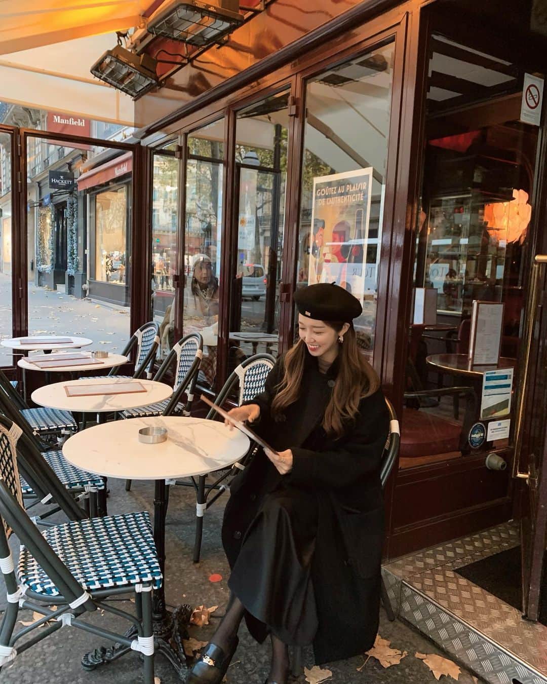 COCO さんのインスタグラム写真 - (COCO Instagram)「Can’t drink coffees without a cookie now🙃 그냥 지나가다 들어간 파리 카페🥰 여긴 암스테르담 처럼 커피 시키면 쿠키를 주신다🍪☕️ 한국 와서도 이젠 커피 마실때 쿠키가 땡긴다 #parisienne #dutch #파리」11月29日 14時30分 - rilaccoco