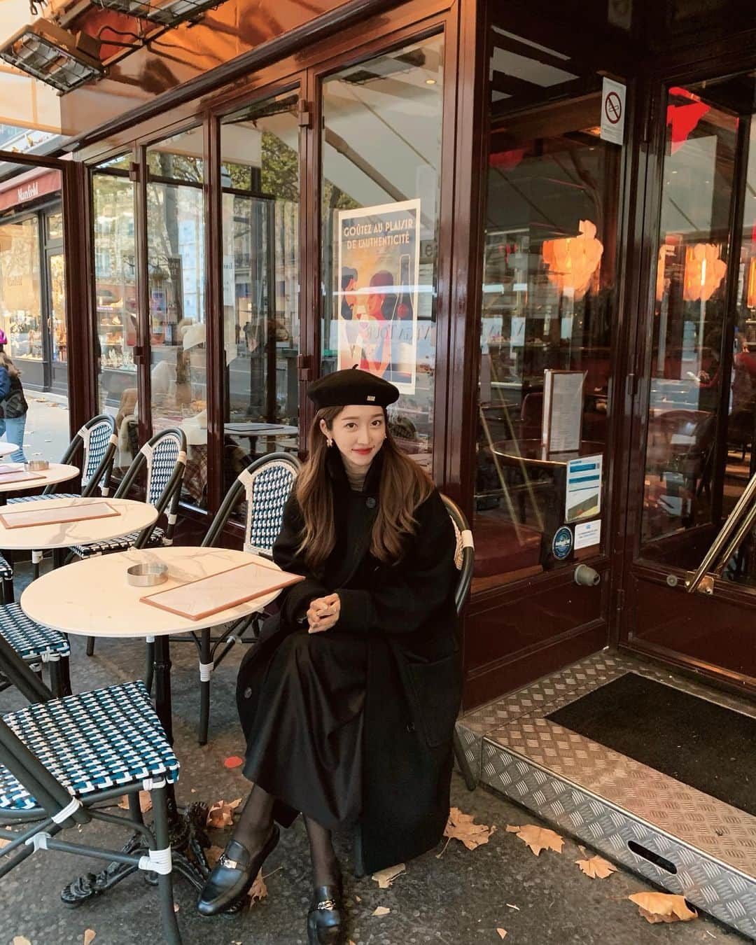 COCO さんのインスタグラム写真 - (COCO Instagram)「Can’t drink coffees without a cookie now🙃 그냥 지나가다 들어간 파리 카페🥰 여긴 암스테르담 처럼 커피 시키면 쿠키를 주신다🍪☕️ 한국 와서도 이젠 커피 마실때 쿠키가 땡긴다 #parisienne #dutch #파리」11月29日 14時30分 - rilaccoco
