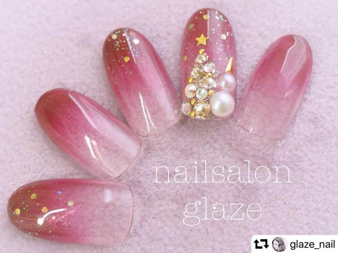 LEAFGEL PREMIUMさんのインスタグラム写真 - (LEAFGEL PREMIUMInstagram)「. リーフジェルプレミアムをお使いいただいている @glaze_nail 様のデザインをリポストさせていただきます☺️✨ . #051 は少しシアー感があり、パールが入っている大人なワインレッドです❣️ . クリスマスシーズンにもぴったりなカラー🎄🎅 ぜひお試しください💖 . #repost @glaze_nail ・・・ ツリーとスノーマン🎄⛄️落ち着いたワインカラーで大人クリスマス  カラーは051  微細なゴールドパール入りのカラーで 品良く、ゴージャスな印象に見せてくれます🥰挑戦しやすい赤系カラーです。  アクセントで雪っぽいラメを散らしてみました。  #nail #ネイル #ネイルサロン #glazenail #glaze #glazesample #ネイルデザイン #leafgel #leafgelpremium #リーフジェル #リーフジェルプレミアム #大人ネイル #大人ネイルサロン #大人かわいいネイル #冬ネイル #秋ネイル #クリスマスネイル #雪だるまネイル #ツリーネイル #光疗甲  #美甲 #젤네일 #秋ネイル #石神井公園 #石神井公園ネイル #石神井公園ネイルサロン」11月29日 14時31分 - leafgel_premium