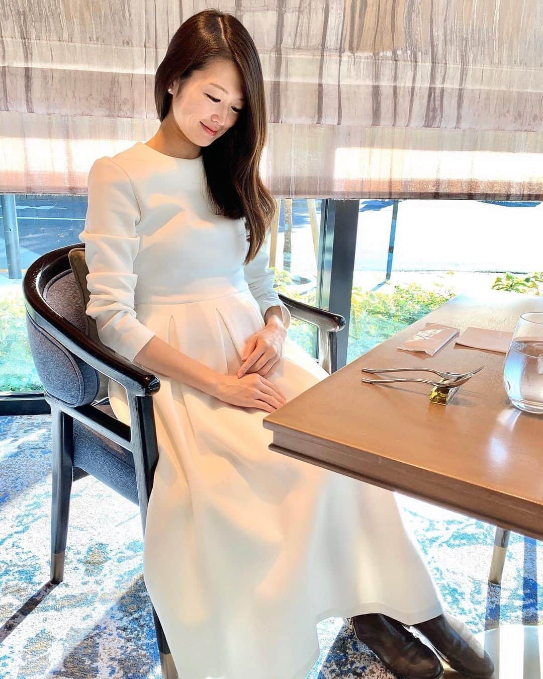 花田浩菜のインスタグラム：「#アフタヌーンティー した日は @tsurubymarikooikawa のホワイトワンピースを着て👗 . . マタニティ用ではないものの、締まった👏😂💕そして形も綺麗✨ 流行を問わないデザインなので来年以降も着れるのが楽しみ✨@tsurubymarikooikawa は靴もお洋服も可愛いから見ているだけでテンションが上がります😊 . . #正産期 に入り、最後の検診では赤ちゃんも2600gを超えていて順調&一安心👏 息子の時は37週の検診で3000gを超えていると言われ、予定日までもったらどうなるの😂と若干引き気味でしたがw、やはり女の子の方が少し小さめなのかしら。😊 母体の方は貧血数値で手術日まで毎日注射に病院まで通わなければならなくなってしまったけれど😭😭、初期からマイナートラブル続きすぎて最近の動悸息切れ&頭がぼーっとして何も手につかなくて疲れやすいのはお腹の大きさのせいだと思ってたから貧血のせいだとは気が付かなかった😂😂あとちょっとの妊婦生活。無事に楽しんで過ごせると良いな😊👶 . . #マタニティコーデ #マタニティ #ツルバイマリコオイカワ #tsurubymarikooikawa #臨月 #2人目妊娠中 #男の子ママ #女の子ママ予定 #12月出産予定 #マタニティママリ #l4l #happy #happydays」