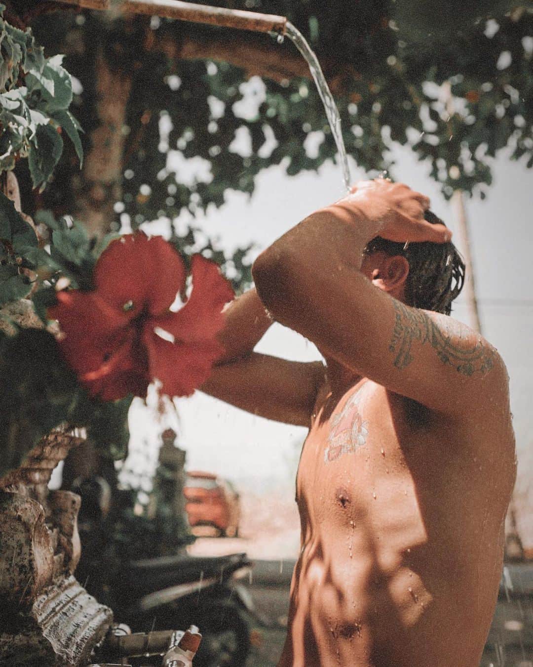 のインスタグラム：「🚿🌺 サーフィンから無事に帰ってきてシャワー浴びるこの瞬間が一番ホッとするわ。。」