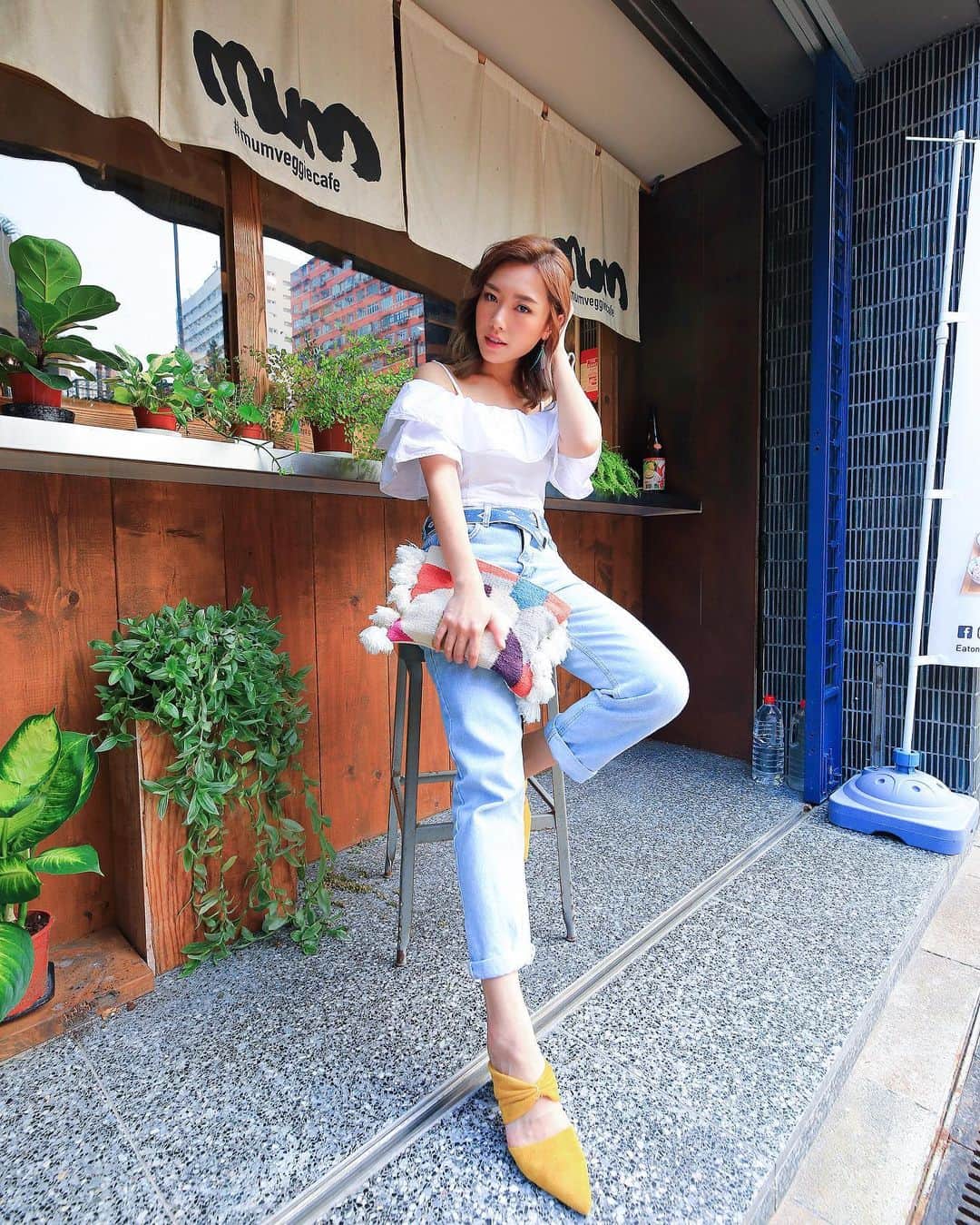 Miss Hunnyのインスタグラム：「沒了瀏海，立刻變大人🥺 雖然身邊朋友都說沒問題， 但我還是覺得安全感有差😣😣😣 . . Makeup & hair do | @angelashummakeup  Hair make | Rick (9637 1903) Photo by | @szetosifu」
