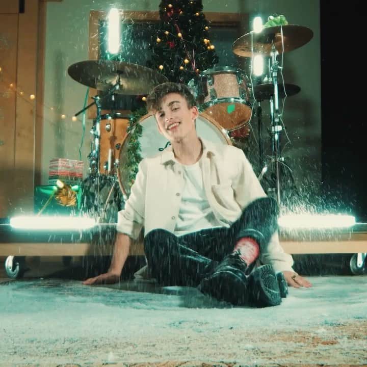 ジョニー・オーランドのインスタグラム：「#mistletoe song & video out now anywhere you can listen to music. crank it with your family & friends this holiday season🎄 (ps i think i still have fake snow in my pockets) link in bio!」