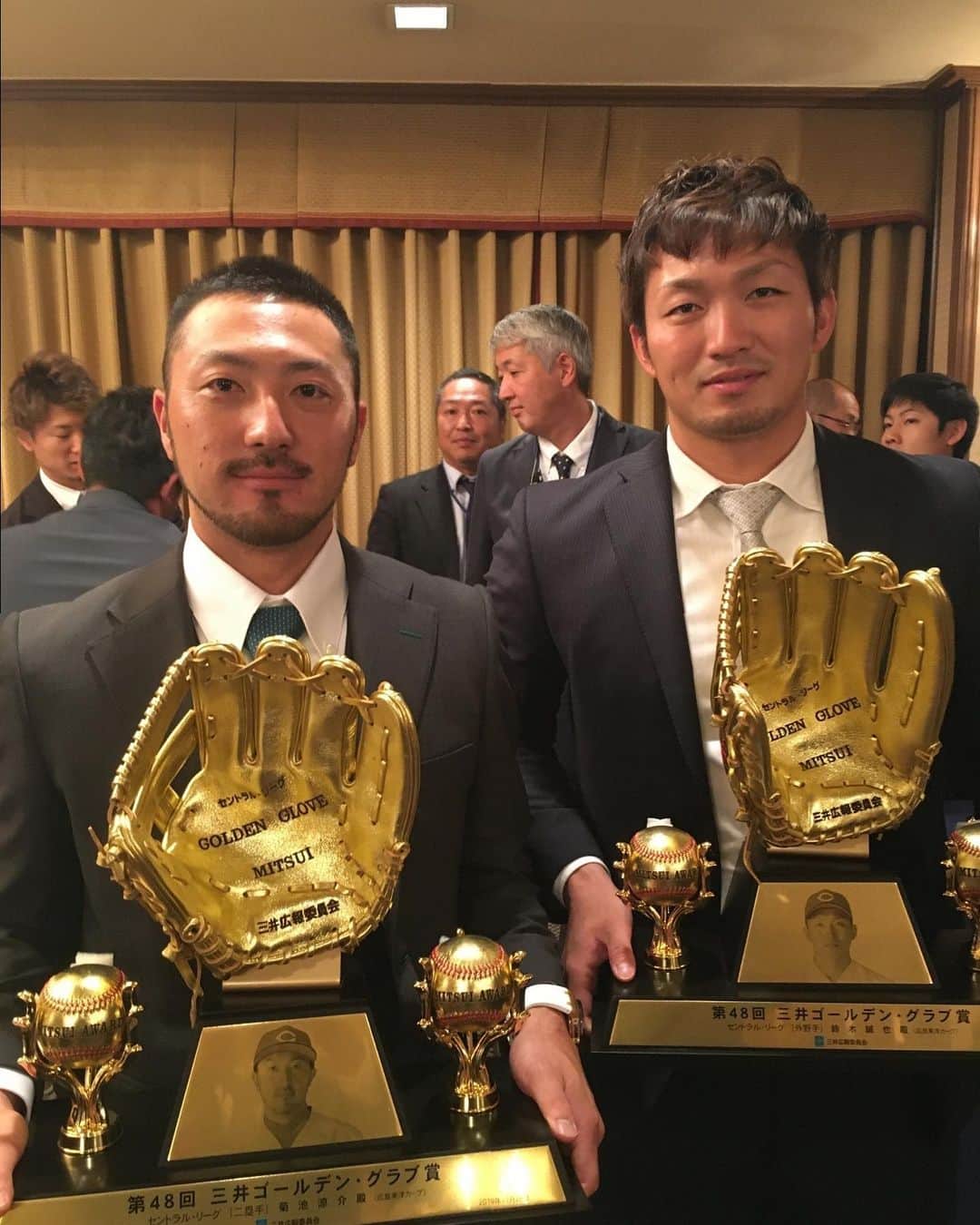 地方民のカープ女子のインスタグラム：「・ ゴールデングラブ賞おめでとうございます😊💕 ・ たかあきブログより⭐️ ・ #広島東洋カープ#広島カープ#カープ#carp #菊池涼介#鈴木誠也」