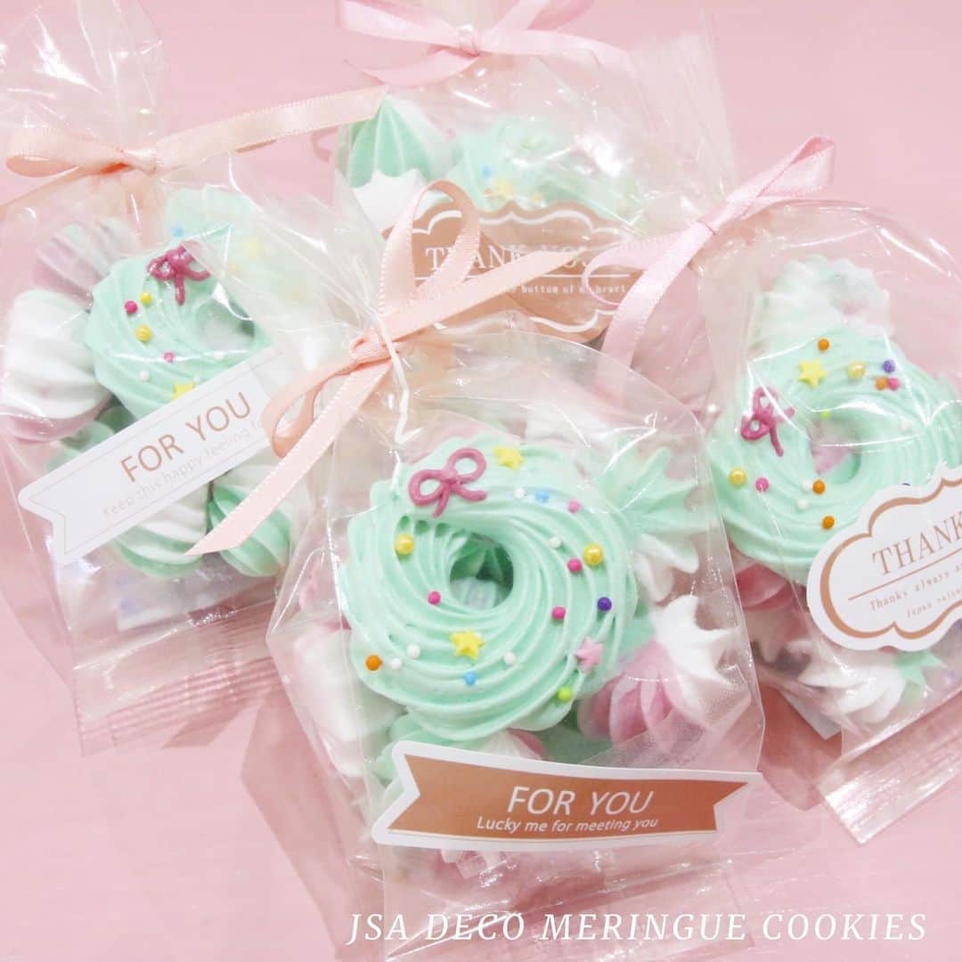 日本サロネーゼ協会さんのインスタグラム写真 - (日本サロネーゼ協会Instagram)「JSAメレンゲクッキー認定講座では、講座の中で、湿気ないように工夫したかわいいラッピング方法をたくさん学んでいただけます💝 メレンゲクッキーは量産しやすいので、プレゼントや販売にぴったりです☺  JSAオリジナル製法で作る、サクサク食感のデコメレンゲクッキーは、 「メレンゲクッキーのイメージが変わった！」 「今まで食べた中で、1番おいしい♡」 「サクサクで味見が止まらない！」 と、嬉しすぎるご感想を、たくさんいただいております😻  メレンゲクッキー発祥のヨーロッパの技術をベースに開発したJSAデコメレンゲクッキー認定講師講座は、最短1日でしっかり基礎から応用までの、幅広い技術を身につけられるのが特徴です。  立体的なメレンゲクッキー作りも自由自在で、ワンランク上の作品が作れるようになりますよ😊  講座詳細はこちら↓ https://salone-ze.or.jp/jsa/9280/  ご予約はこちら↓ https://web.star7.jp/reserve_new/mobile_yoyaku_101.php?p=82070c7275  #デコメレンゲクッキー #メレンゲクッキー #meringuecookies  #meringuecookie  #日本サロネーゼ協会 #サロネーゼ協会 #馬林糖  #馬林糖課程  #馬林糖棒棒糖 #เมอแรงค์คุกกี้ #เมอแรงค์ราคาถูก  #เมอแรงค์  #马林糖  #马林糖  #kuemeringue #meringuelollipop #diyfood #videotutorial #ハロウィンメレンゲクッキー #halloweenmeringues  #halloweenmeringuecookies」11月29日 14時45分 - japan.salonaise.association