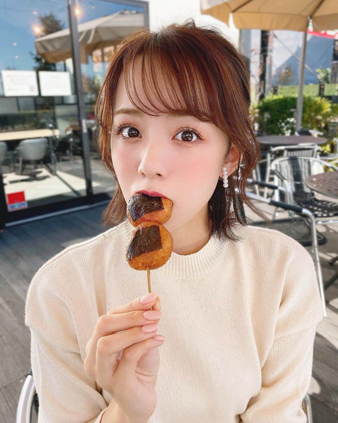 黒田真友香さんのインスタグラム写真 - (黒田真友香Instagram)「大好きな醤油もち😍 この日は　@fifth_store の　#レオパードスカートニットセットアップ を着ました☺️ 服選ぶの面倒だから、ワンピースとかセットアップは神😂笑  もっと余裕があって、毎日ゆっくり存分に明日の服考えられる人間になりたい、、笑  #ヒョウ柄#レオパード#レオパード柄#fifth#fifthtl#フィフス#カジュアル#セットアップ#高身長コーデ#スカートコーデ」11月29日 14時50分 - kurodamayukaxx