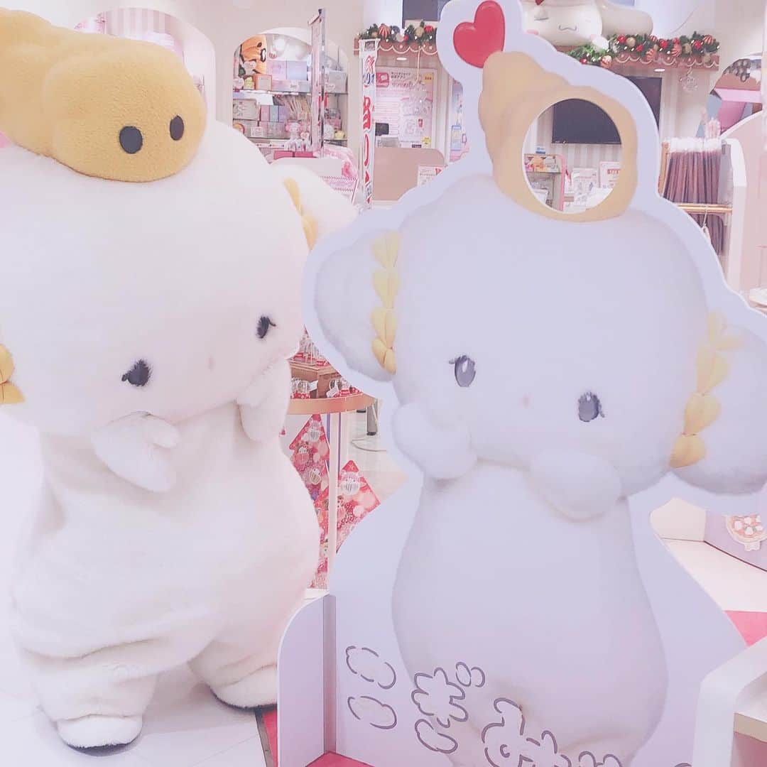 こぎみゅん（サンリオ）のインスタグラム：「. みゅ‥？ はめるみゅん‥？ こうみゅん‥？ #こぎみゅん #顔はめパネル #サンリオ #キャラクター #小麦粉の妖精 #サンリオワールドギンザ #sanrio #character #cogimyun」