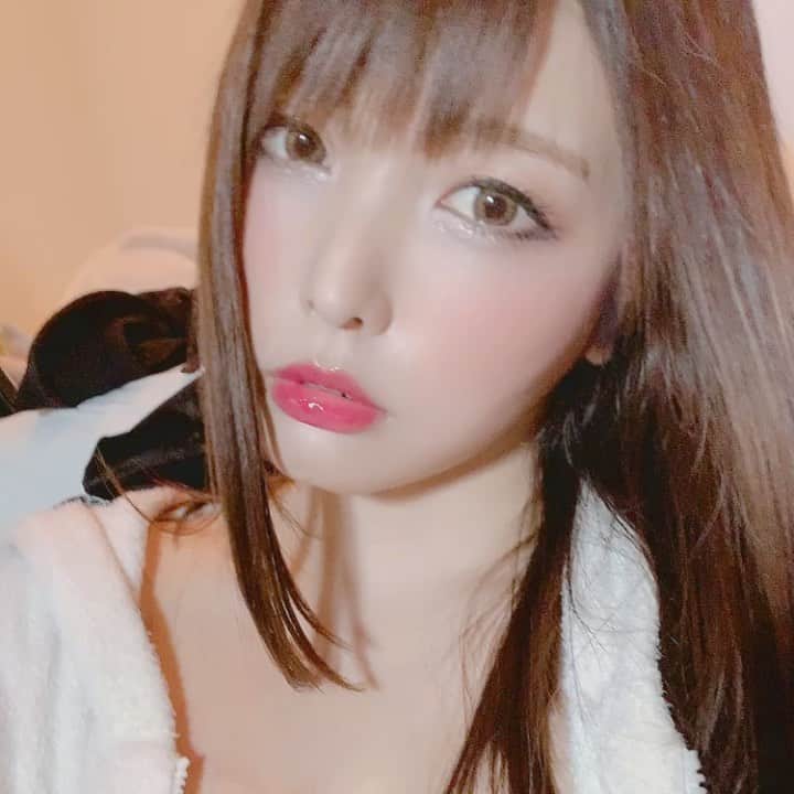 新村あかりのインスタグラム：「みんなの期待に応えたいとは思うがあまり過激なのを載せるとアカウント削除されるので、過激なのを見たければFANZA行って動画サンプルでも見て〜な？ せっかくフォロワーさんこんないるのにアカウント無くなったら私も嫌やしな。理解してな。」