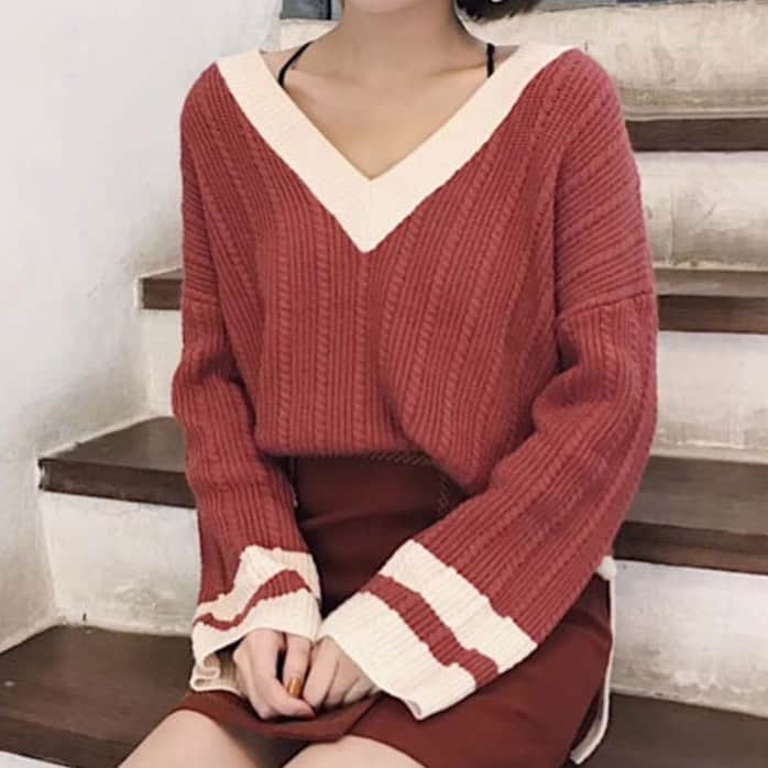 maison de LATIRのインスタグラム：「ざっくり空いたVネックラインが女性らしいバイカラーニット。 配色ラインがスタイリングのアクセントになり、デコルテ部分をすっきり美しくみせてくれます。 流行りのハイウエストボトムにも◎パンツでもスカートでもカジュアルコーデがシンプルかつオシャレに決まります。 . お求めはコチラから▼▼ @maison_de_latir #maison_de_latir #https://shop-list.com/women/brand/maison-de-latir/」