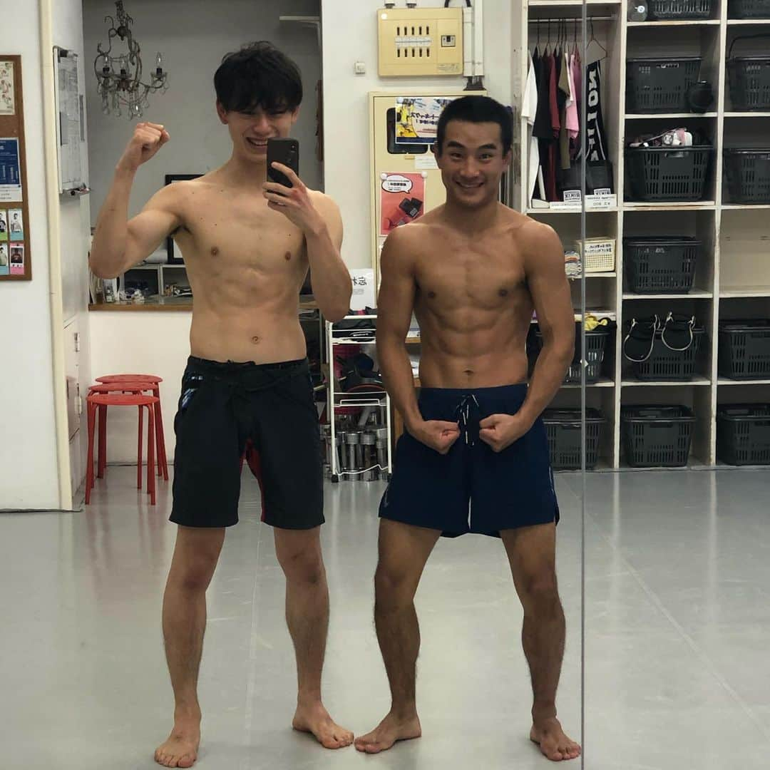 藤野伸哉のインスタグラム：「今日の朝練後 【12/14NKB後楽園ホール大会まであと15日】  次戦の相手は初のタイ人。 普段タイ人と練習することないですが、見た目タイ人そっくりで何度もタイに修行に行っている有吾と練習してるのでタイ人対策はバッチリです🇹🇭笑  そんな有吾は僕の試合の前の週、12/8(日)にタイトルマッチです！  #RIKIX #NKB」