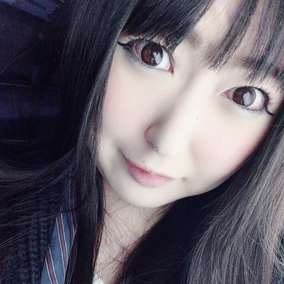 雪見ほのかのインスタグラム：「お久しぶりの更新で、決意表明です🌟 私、雪見ほのかは、 2020年8月11日にストリップデビュー１５周年を迎えますが、 １５周年イベントでは5年ぶりに公開体重測定会をしたいと思います✨ 自分を甘やかしに甘やかした結果、いつの間にか身体はぶくぶくに… 自分を振るい立たせるために、皆様の前で誓います！！ 目標体重は51キロ✨ 40キロ台になると貧相すぎるかな？と思って、この数値に決めました！ 2020年1月1日から定期的に体重計測して、ダイエットの推移をまとめてイベントで発表する予定です🌟 今どれだけデブかがばれますが、ミッションクリアしてスリム美人になれば問題ない！ 自分のために、この仕事を少しでも長く続けて、支えて下さる皆様に恩返しするためにも… 頑張ります🌟 8ヶ月でどれだけ頑張れるかわかりませんが、ストイックにチャレンジします！ そして超絶可愛くなってやるんだから❤️ みんな私の決意を応援して下さいね☺️ ...... ...... #ダイエット #決意表明 #可愛くなりたい #自分に負けない #応援よろしくお願いします  #ロック座 #ストリップ #踊り子 #綺麗になります」