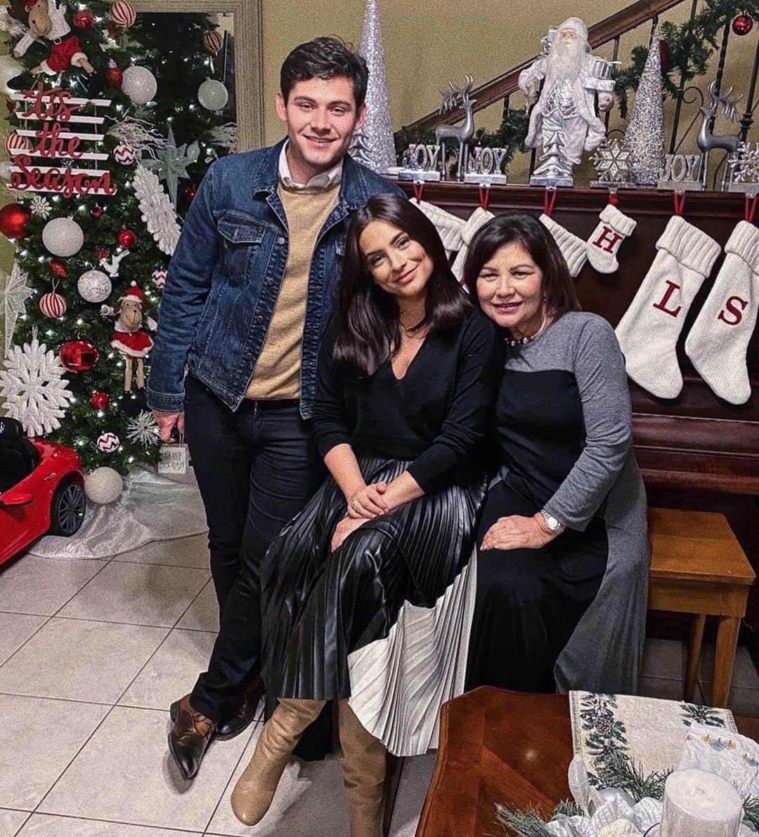 Ana Brenda Contrerasのインスタグラム：「Thankful for these two ❤️ Espero hayan tenido un gran día 💋 #Thanksgiving」