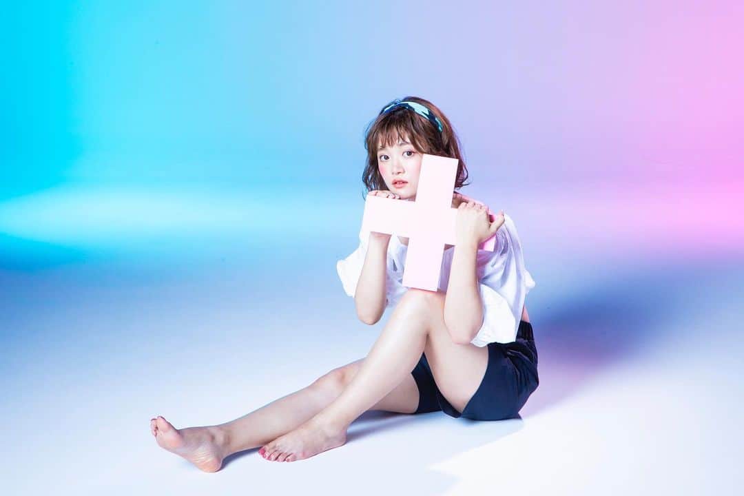 のインスタグラム：「. いよいよ寒さも厳しくなってきましたね🌬 寒さとともにこの時期気になるのが、空気の乾燥🍂 保湿ケアはいつもより入念に行うようにしましょう！  保湿と合わせてマッサージを行うとより◎ 体の末端から中心に向かって、円を描くように塗り広げると リンパの流れも良くなります✨  キレイモでは、キレイの秘訣がたくさん詰まった会報誌 "KIREIMO+MAGAZINE"をお配りしています😌 表紙は田久保夏鈴さん(@kar_insta_gram)が担当💓 ぜひ読んでみてね！  #KIREIMO #キレイモ #脱毛 #全身脱毛 #脱毛サロン #kiremaga #美容 #美容情報 #美容部  #ボディケア #美容ケア #お家ケア #スキンケア #スキンケアマニア #美容オタク #肌ケア #肌質改善 #乾燥対策 #乾燥ケア #おうちエステ #自宅ケア #おうちケア #女子力 #女子力向上委員会 #美肌ケア #リンパマッサージ」