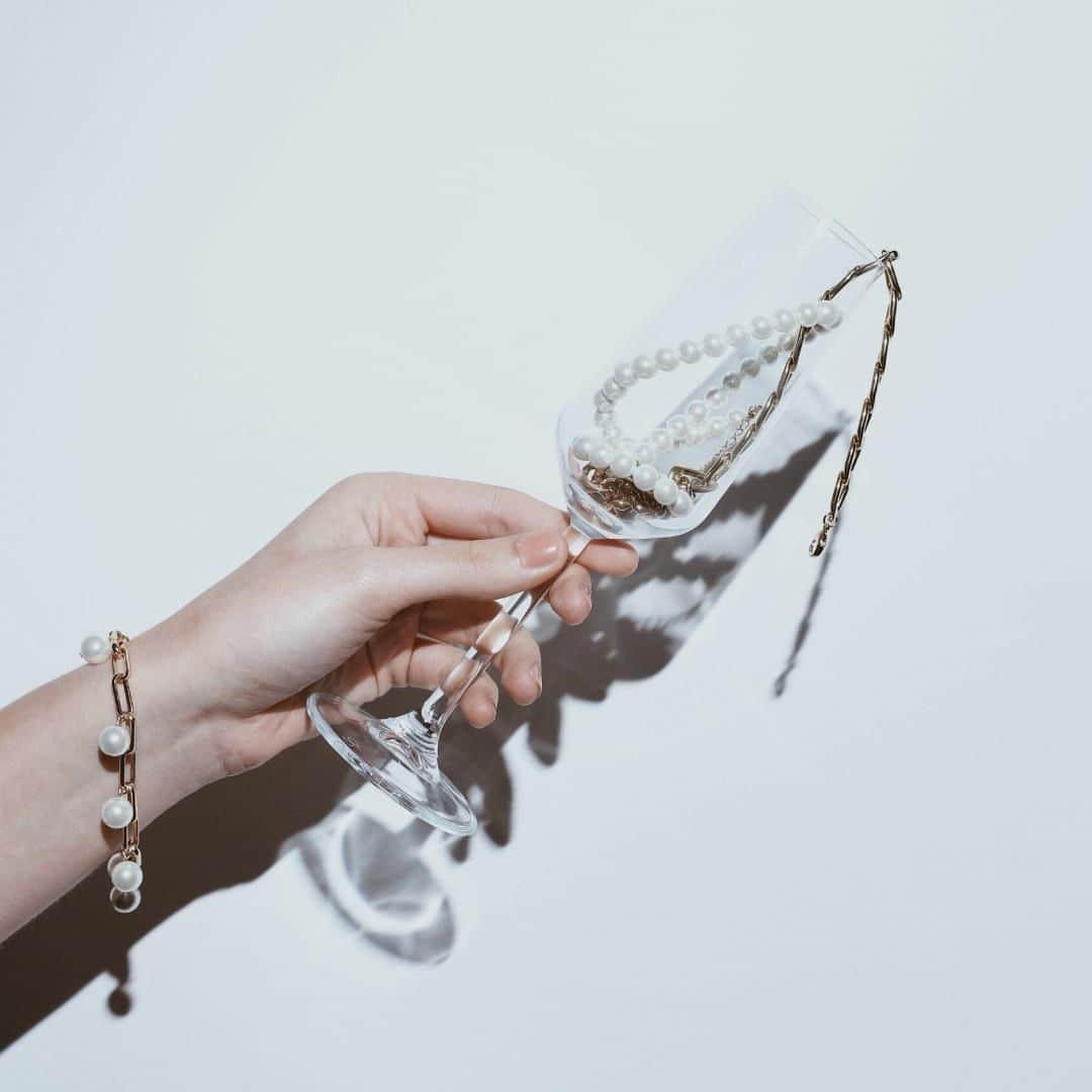 のインスタグラム：「BLACK FRIDAY HAS LANDED! Get 25% off all orders*, plus FREE International Shipping. What are you waiting for? Head over to our website to stock up on all of your party accessories & jewellery gifts. ⁠ #oreliajewellery #oreliablackfriday #blackfriday #jewellery #xmasgifts⁠ ⁠」
