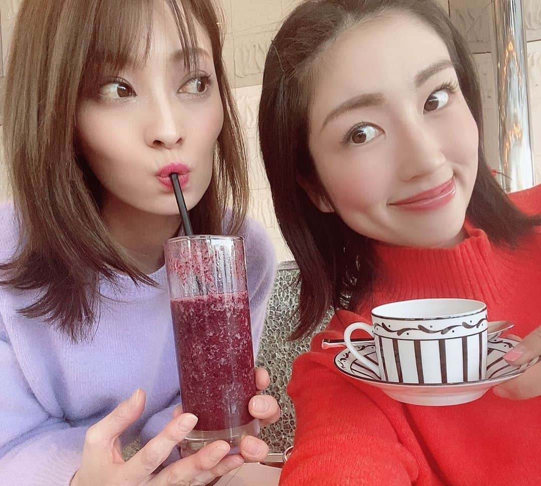 庄司ゆうこさんのインスタグラム写真 - (庄司ゆうこInstagram)「続いてカロスキルにある、DIORカフェへ🍰☕️素敵で居心地よかったなぁ😍ツリーの飾りまでDIORだったよ❣️ #dior#diorcaffe#カロスキル#インスタ映えカフェ#巡り#psyカンパニー旅行2019#クリスマスツリー」11月29日 15時35分 - yuko.shoji