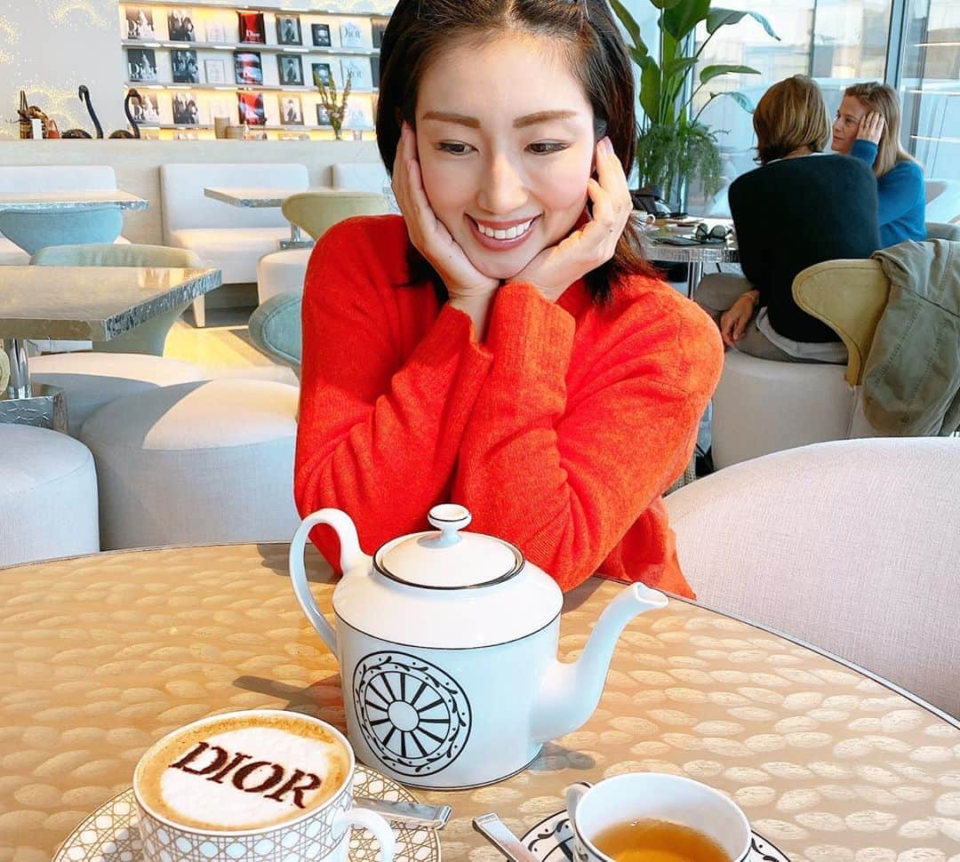 庄司ゆうこさんのインスタグラム写真 - (庄司ゆうこInstagram)「続いてカロスキルにある、DIORカフェへ🍰☕️素敵で居心地よかったなぁ😍ツリーの飾りまでDIORだったよ❣️ #dior#diorcaffe#カロスキル#インスタ映えカフェ#巡り#psyカンパニー旅行2019#クリスマスツリー」11月29日 15時35分 - yuko.shoji