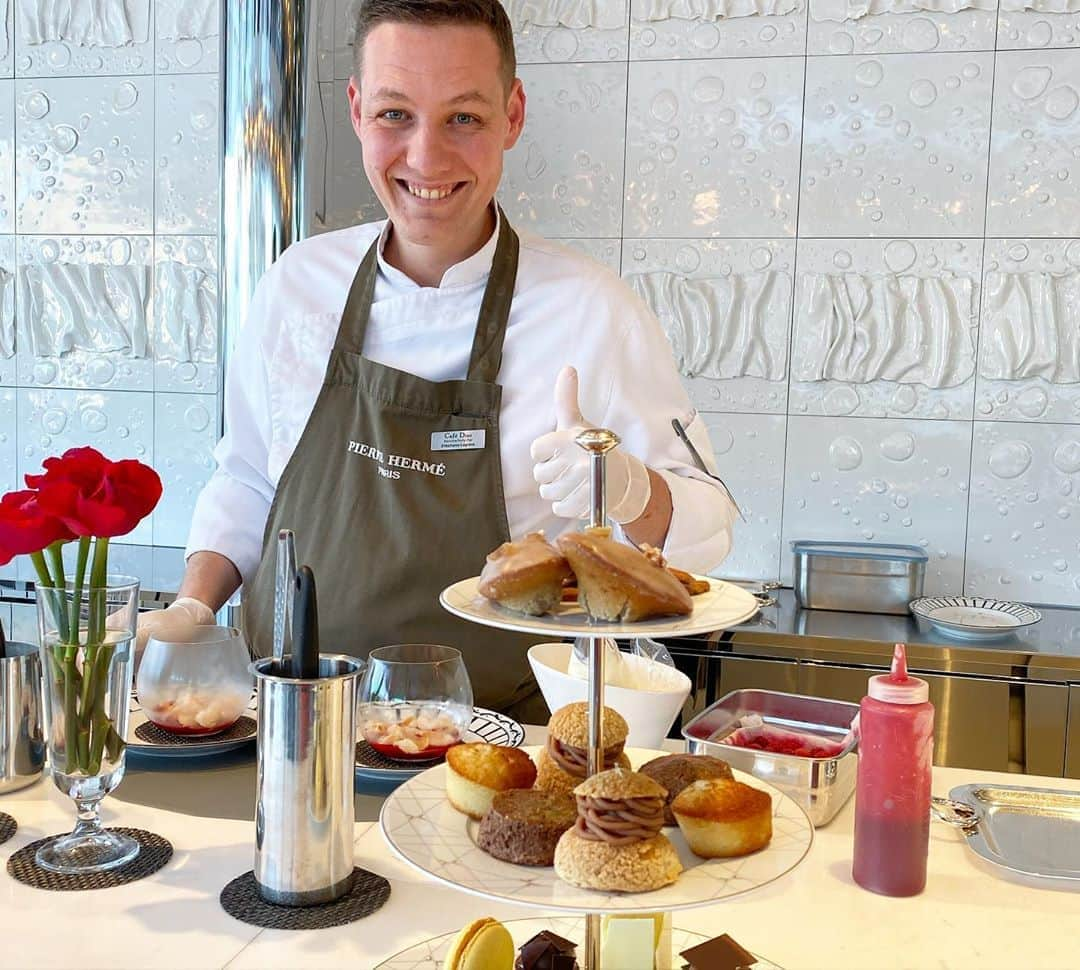 庄司ゆうこさんのインスタグラム写真 - (庄司ゆうこInstagram)「続いてカロスキルにある、DIORカフェへ🍰☕️素敵で居心地よかったなぁ😍ツリーの飾りまでDIORだったよ❣️ #dior#diorcaffe#カロスキル#インスタ映えカフェ#巡り#psyカンパニー旅行2019#クリスマスツリー」11月29日 15時35分 - yuko.shoji