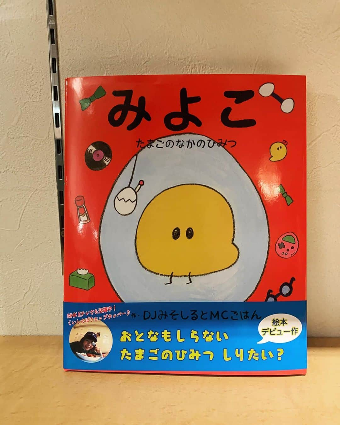 大田由香梨さんのインスタグラム写真 - (大田由香梨Instagram)「12／15まで行われている「GRADATION」そして 親愛なる @kingtokyooo 率いる「Luxary Of Less」の展示❤︎ 「Officeはこうあるべきだ！」と言い張る私😂最高❤︎ @mozuchang  入り込むArt、考えさせられるArt、感じるArt、読み込むArt、揺れるArt、インスピレーションと忘却☝🏻😆 今週末、お時間ある方は是非❤︎ #代官山TENOHAで15日まで😚🙌🏻 #Sleepingtokyo @kingtokyooo @koheimatsuda1980 @guimartinez @9chan_kiuchi @shinyakuraoka」11月29日 15時35分 - otayukari