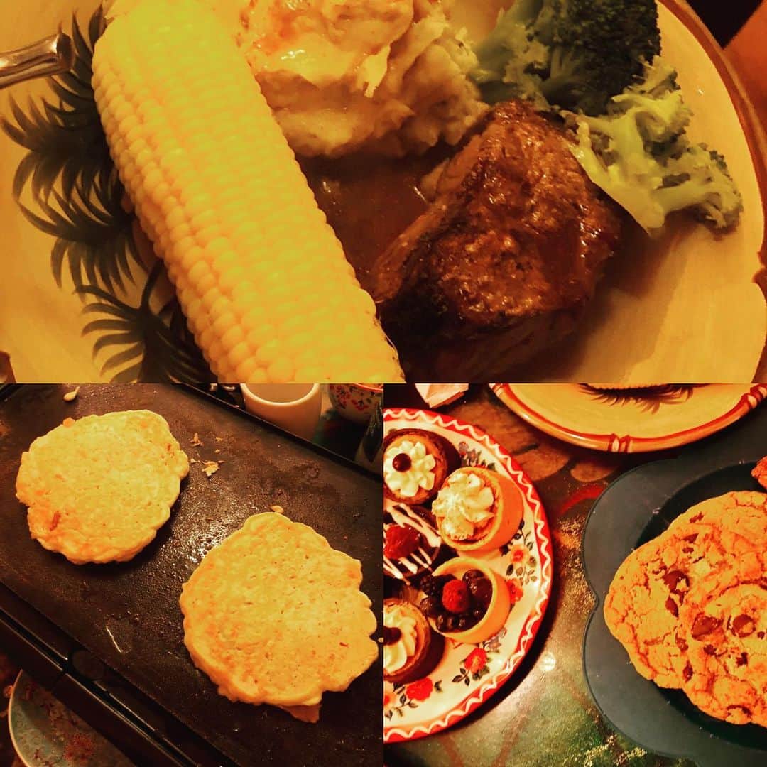 野沢直子さんのインスタグラム写真 - (野沢直子Instagram)「ハッピーサンクスギビング🦃 No Turkey , No pumpkin pie 🥧 🤣 お好み焼きとステーキ🥩🤣🤣 #happythanksgivng」11月29日 15時37分 - naoko.nozawa