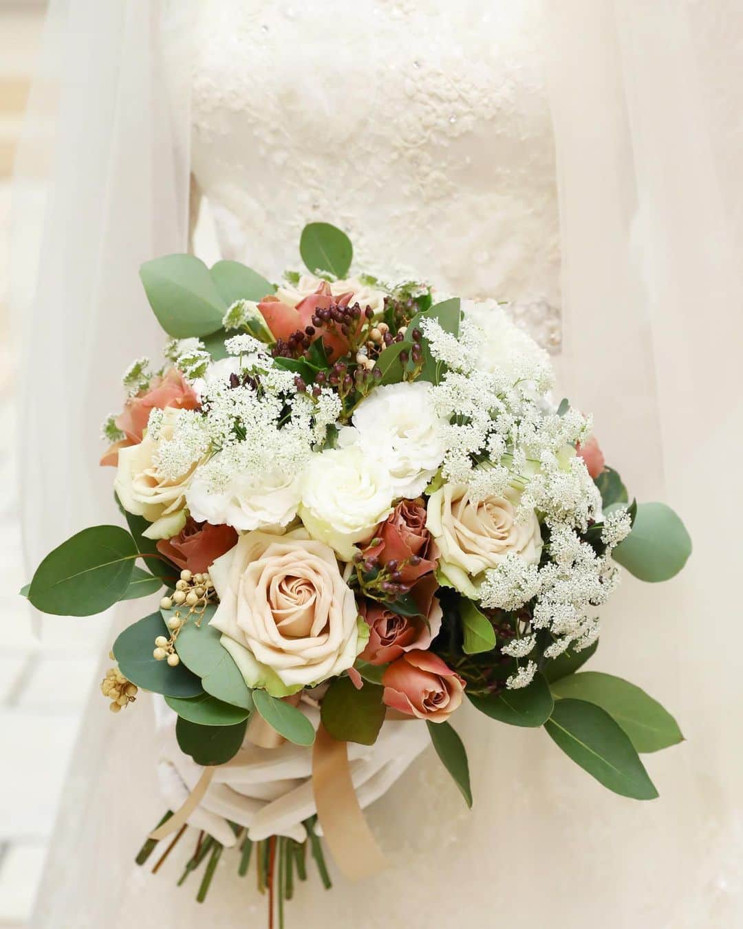ホテルモントレ ラ・スール大阪ウエディングのインスタグラム：「@lasoeurosaka_wedding アンティークな色味のブーケ♡ . . . #モントレ花嫁 #ホテルモントレラスール大阪  #モントレウェディング #モントレ #モントレラスール大阪 . . #dressy花嫁  #marry花嫁  #プレ花嫁 #卒花嫁 #全国の花嫁さんと繋がりたい  #weddingdress #takamibridal  #wedding #結婚式 #ホテル」
