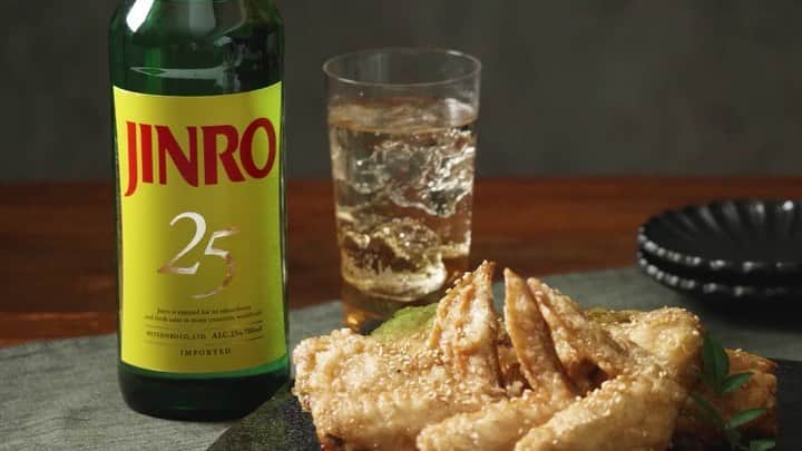 JINROのインスタグラム：「#JINROでマスカット酢サワー 甘辛い手羽先のタレとJINROマスカットビネガーサワーは相性ピッタリ！ 今週もお疲れさまでした！ ■JINROマスカットビネガーサワー マスカット酢：JINRO:炭酸 ＝1：1：3 ■手羽先 【材料】 手羽先８～１２本 塩こしょう少々 片栗粉適量 すりごま大さじ１～ ★醤油大さじ２ ★砂糖大さじ１ ★みりん、はちみつ各小さじ１ 【作り方】 1. 手羽先に塩こしょうをしっかりと振り、片栗粉をまんべんなくまぶす。 2. ★の調味料を合わせておく。 3. 多めの油を熱したフライパンで手羽先を揚げ、一旦取り出す。 4. フライパンに★の調味料を加え、煮たったら手羽先を入れて絡める。 5. 最後にごま（分量外）を振りかける。  #手羽先 #手羽先唐揚げ #肉の日 #おうち居酒屋 #晩酌 #花金 #ビネガーサワー #飲むお酢 #マスカット酢 #揚げ物 #揚げ物大好き #JINROでマスカット酢サワー #焼酎 #JINRO楽しいお酒 #男子料理 #男子ごはん #男子JINRO #男飯 #JINRO #眞露 #ジンロ #一人十色」