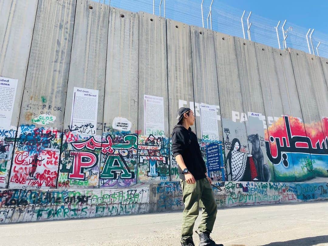 ジョーブログさんのインスタグラム写真 - (ジョーブログInstagram)「今はパレスチナにいる。 家や仕事を失い壁の中に閉じ込められた人々。 悲痛の叫び。いつかこの壁の向こうの景色が見たいという絶望から見た夢。 ただただこの現実を受け止めることしかできなかった。まだまだ無力すぎる自分に腹が立った。未だ解決されないパレスチナ問題。日々、向けられる銃口。帰ったらしっかりと言葉で、そして動画で伝える。  #パレスチナ #イスラエル #ジョーブログ  #レディゴー #YouTuber #ユーチューバー  #backpacker  #バックパッカー #旅人 #世界一周 #日本一周 #海外旅行 #travel #トラベル #旅スタグラム #travelgram #フォロー歓迎 #フォロー募集  #いいね返し #コメント返し #コメント大歓迎」11月29日 15時46分 - joeanddream