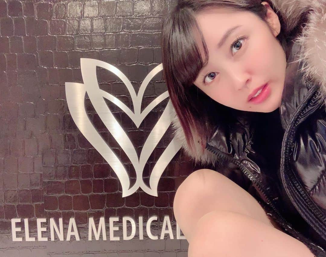 のインスタグラム：「撮影の合間に歌舞伎町のELENA CLINICにて美肌点滴🥰😍プルルンフルーツ美肌点滴しました💕変化が楽しみです！ 最近忙しくて全然自分のことをご自愛できてなかったので❣️ 先端怖い人いると思ったので点滴の写真はありませんので安心してね😭！ #エレナクリニック #ELENACLINIC #美肌点滴 #点滴 #美肌 #美容外科」
