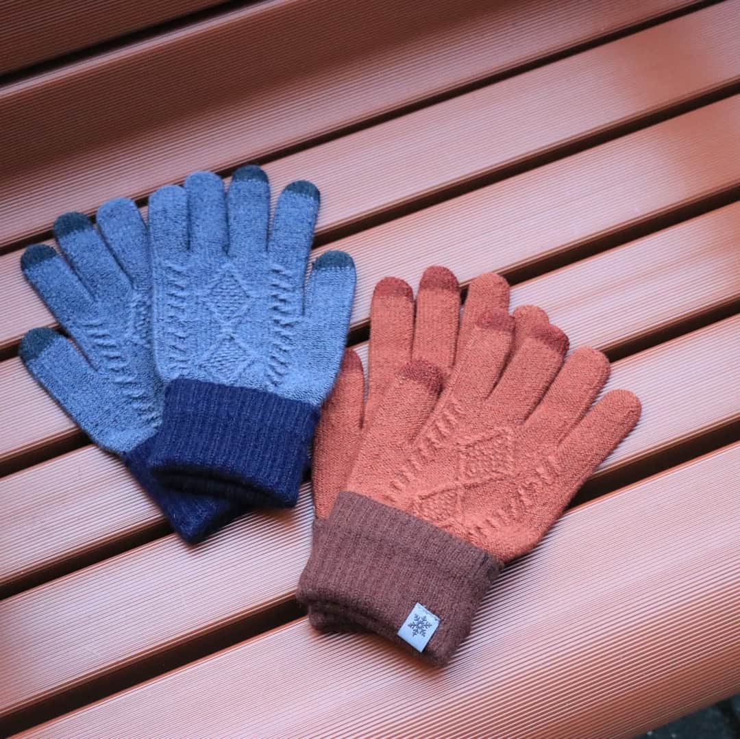 3COINSさんのインスタグラム写真 - (3COINSInstagram)「❋ gloves ❋﻿⠀ ﻿⠀ ﻿⠀ ◆ウール混ケーブル編みスマホ対応手袋﻿⠀ ブラウン、ブルー﻿⠀ 各¥300＋tax﻿⠀ ﻿⠀ ◆ウール混ケーブル編みスマホ対応手袋　Ｌ﻿⠀ ブラック、グレー﻿⠀ 各¥300＋tax﻿⠀ ﻿⠀ ﻿⠀ 今日は本当に冷えますね…。﻿⠀ 手袋などの防寒具はもうご用意されましたか？﻿⠀ ﻿⠀ 毎年人気の手袋はデザイン豊富にご用意しております！﻿⠀ ﻿⠀ ウール混だから薄手なのにあったかい！﻿⠀ スマホに触れる部分が3本指仕様なので、使い勝手◎﻿⠀ 男性にオススメのＬサイズもご用意しておりますので、ぜひ店頭にてお好みのデザインを探してみてくださいね♪﻿⠀ ﻿⠀ ﻿⠀ ※店舗により在庫・品揃えが異なります。﻿⠀ お問い合わせは各店舗までお願い致します。﻿⠀ ﻿⠀ ※お取り置き・お取り寄せは行っておりません。﻿⠀ ご了承くださいませ。﻿⠀ ﻿⠀ #3COINS #スリーコインズ　#スリコ﻿⠀ #手袋　#gloves #防寒　#防寒具　#防寒グッズ﻿⠀ #冬　#寒さ対策　#スマホ対応　#冬コーデ﻿⠀ #冬小物 #冬支度 #タッチパネル #スマホ #プチプラ﻿⠀ #プチプラ雑貨 #雑貨 #ウール混 #暖かグッズ﻿⠀」11月29日 15時52分 - 3coins_official