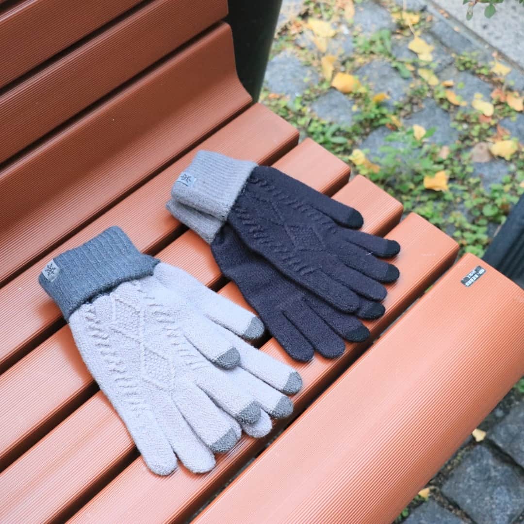 3COINSさんのインスタグラム写真 - (3COINSInstagram)「❋ gloves ❋﻿⠀ ﻿⠀ ﻿⠀ ◆ウール混ケーブル編みスマホ対応手袋﻿⠀ ブラウン、ブルー﻿⠀ 各¥300＋tax﻿⠀ ﻿⠀ ◆ウール混ケーブル編みスマホ対応手袋　Ｌ﻿⠀ ブラック、グレー﻿⠀ 各¥300＋tax﻿⠀ ﻿⠀ ﻿⠀ 今日は本当に冷えますね…。﻿⠀ 手袋などの防寒具はもうご用意されましたか？﻿⠀ ﻿⠀ 毎年人気の手袋はデザイン豊富にご用意しております！﻿⠀ ﻿⠀ ウール混だから薄手なのにあったかい！﻿⠀ スマホに触れる部分が3本指仕様なので、使い勝手◎﻿⠀ 男性にオススメのＬサイズもご用意しておりますので、ぜひ店頭にてお好みのデザインを探してみてくださいね♪﻿⠀ ﻿⠀ ﻿⠀ ※店舗により在庫・品揃えが異なります。﻿⠀ お問い合わせは各店舗までお願い致します。﻿⠀ ﻿⠀ ※お取り置き・お取り寄せは行っておりません。﻿⠀ ご了承くださいませ。﻿⠀ ﻿⠀ #3COINS #スリーコインズ　#スリコ﻿⠀ #手袋　#gloves #防寒　#防寒具　#防寒グッズ﻿⠀ #冬　#寒さ対策　#スマホ対応　#冬コーデ﻿⠀ #冬小物 #冬支度 #タッチパネル #スマホ #プチプラ﻿⠀ #プチプラ雑貨 #雑貨 #ウール混 #暖かグッズ﻿⠀」11月29日 15時52分 - 3coins_official