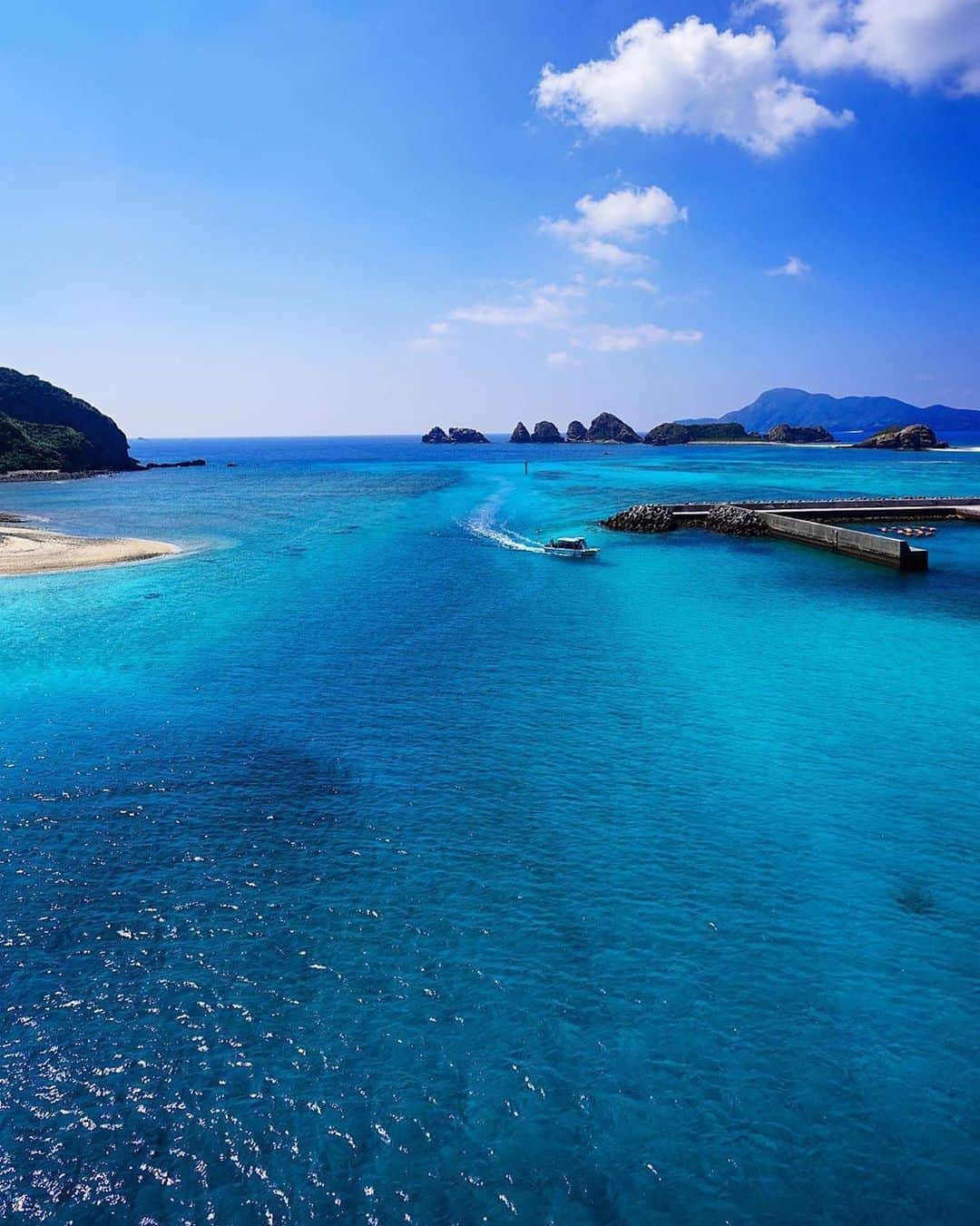 Be.okinawaさんのインスタグラム写真 - (Be.okinawaInstagram)「Gaze upon the vast ocean from the Aka Bridge and admire the astonishing Kerama Blue! The bridge connects Aka Island to Geruma Island, the smallest of the inhabited islands in Zamami Village. Aka Island is about 50 minutes away from the main island of Okinawa by high-speed ferry. 📷: @hisato___1310  #akaisland #keramaislands #阿嘉島 #慶良間群島 #아카섬 #게라마제도 #慶良間諸島 #慶良間ブルー #keramablue #amazingview #beokinawa #visitokinawa」11月29日 15時52分 - visitokinawajapan