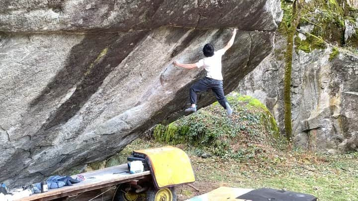 村井隆一のインスタグラム：「Off the wagon(V14/8B+)✅ Finally one of lifetime ticks goes down. So happy to climb a longing line I've watched hundreds of times in the DOSAGE series🙏 Time to try full line.  念願のWAGON登れました🚚 相変わらず初手も2手目も浸水しており、この日もキャンパの回転に耐えるのが絶望的でしたが、マッチムーブでどうにか解決出来ました。乏しいフットでのコンプレッションで体をぎりぎり安定させ、1本ずつ指を切り替える動きで強度はかなり上がったものの、このコンディションの中では最適ムーブでした。ちなみにトップアウトの恐怖はMidnightを超えて過去一でした(トライタイム7分)。残りの日数でシットも攻めます。  Vid @hibiki_yamauchi  #climbing#bouldering#Switzerland#valbavona#ボルダリング @frictionlabs  @organicclimbing  @unparallelup  @rockmasterhq  @apexclimbingyotsuya  @team_edelrid」