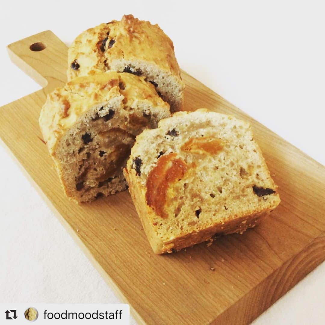 なかしましほ（foodmood）さんのインスタグラム写真 - (なかしましほ（foodmood）Instagram)「原材料のあまりの高騰で日々ご用意が難しくなってしまったアースケーキですが、限定でご用意致します。この機会にぜひ。  #Repost @foodmoodstaff with @make_repost ・・・ foodmoodのアースケーキ 今日明日の11/29(金)30(土)と、12/6(金)7(土)の４日間限定でご用意いたします。 ホールでのご予約もまだ承れますので、ぜひお電話くださいね。 店頭では、カットサイズの販売もございます。  発売中の暮しの手帖にて、なかしましほがレシピを掲載しています。 召し上がられたことない方はこの機会にぜひ☺️ お昼の12時以降にお取り置きも承りますね。 本日もみなさまのご来店をお待ちしております。  フードムード ☎️042-573-0244  #なかしましほ #フードムード  #foodmood  #アースケーキ  #パウンドケーキ  #暮しの手帖  #おやつ」11月29日 15時56分 - foodmoodshop