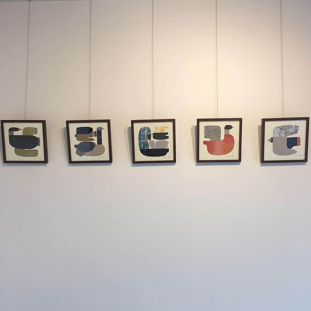 BIRDS' WORDSさんのインスタグラム写真 - (BIRDS' WORDSInstagram)「． 本日より、東京渋谷のhaus & terrasseにて伊藤利江の作画展「Rie Ito Art Exhibition」を開催しております。 . 今回はカラーインクで表現した趣のある作品と、いくつものパターンに彩色した紙を貼り合わせて構成した新たな試みの作品を展示販売いたします。  また新作のポスターや、大阪の直営店限定品の販売もございます。 ぜひこの機会にお誘い合わせの上お越しくださいませ。 -------------------------------------------- [東京：Rie Ito Art Exhibition ］ [期間］2019年11月29日（金）〜12月1日（日） [開催時間］11:00-19:00〈12/1は17:00まで [場所］haus & terrasse／東京都渋谷区渋谷1-20-3 ギャラリー3F [TEL］06-6770-5776 ※お問合せはバーズワーズ大阪直営店へお願い致します。haus様へのお電話はお控え下さい。 -------------------------------------------- . #バーズワーズ #birdswords #birdswordsosakastore #大阪谷町 #谷町九丁目 #谷町六丁目 #tanimachi #インテリア雑貨  #伊藤利江 #RieIto #作画展 #東京 #渋谷 #tokyo #shibuya #hausandterrasse #ハオスアンドテラス  #RieItoArtExhibition」11月29日 15時57分 - birds_words