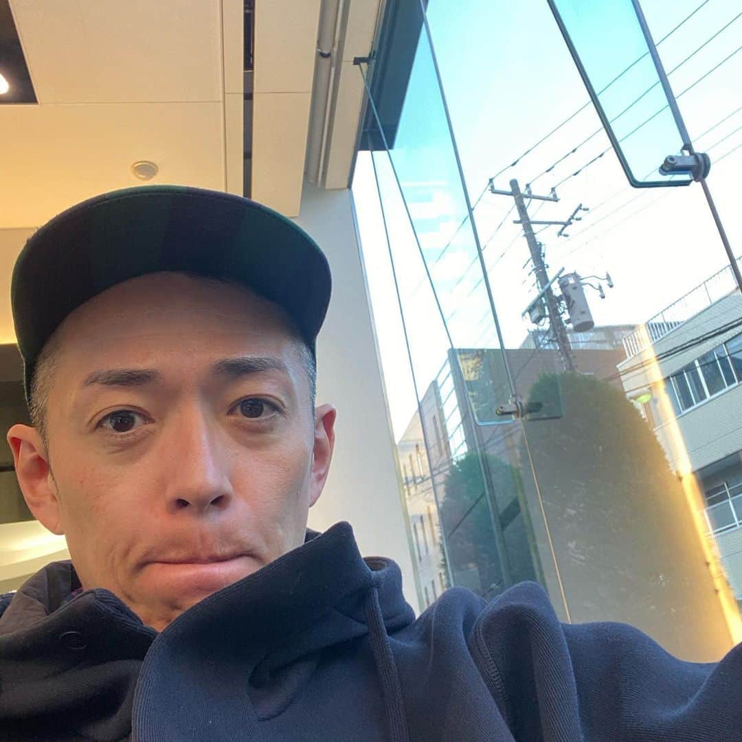 ピカ子さんのインスタグラム写真 - (ピカ子Instagram)「投稿おサボリ失礼しましすた🙇‍♂️ 今日はスタッドレスタイヤ交換に来てまーす🚘」11月29日 15時58分 - pikaco_makeup