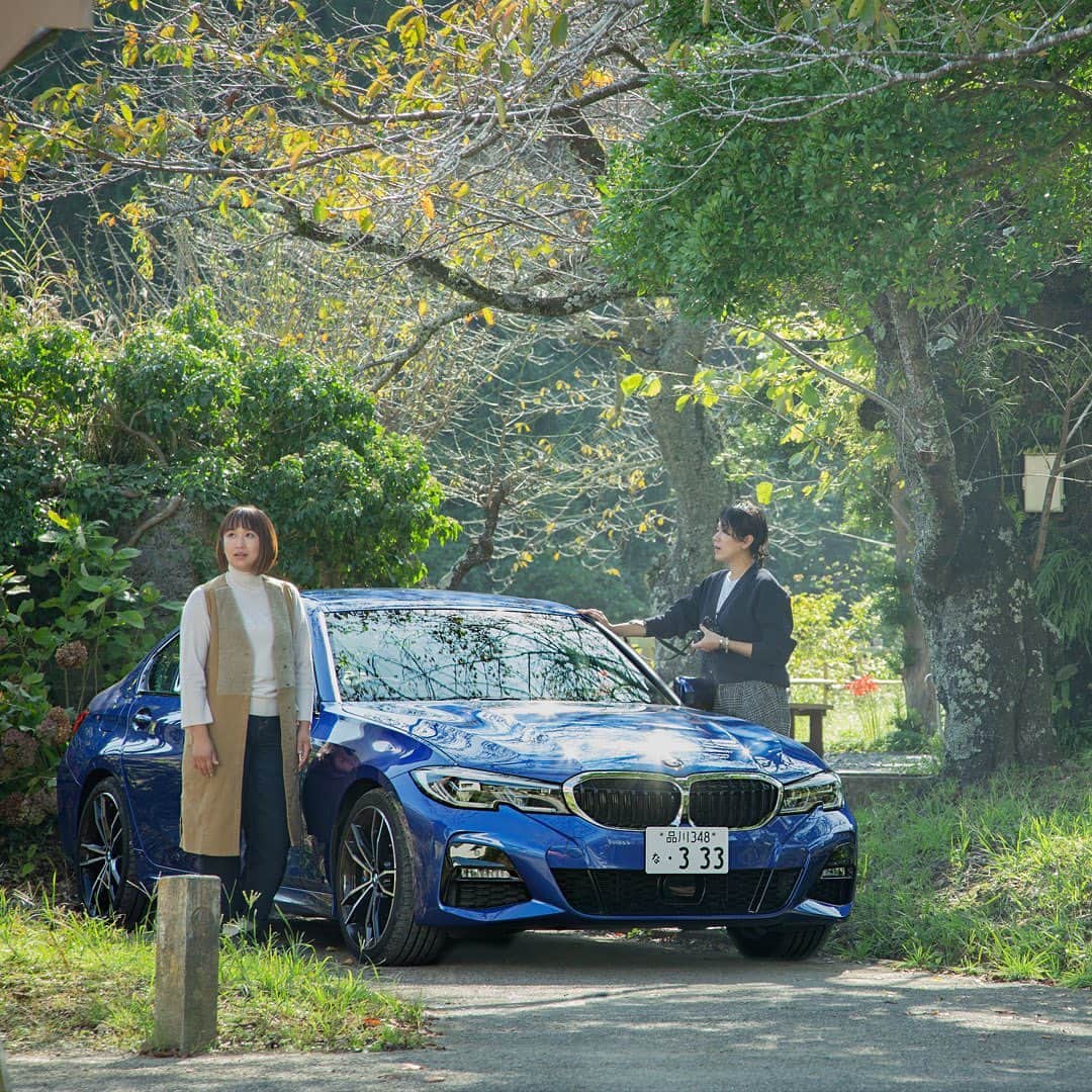 のインスタグラム：「BMW 330e M Sportで、アート×ドライブに行こう。感性を磨く、片道１時間半のデイトリップ。 普段は仕事で多忙な大人の女子2人が選んだのは環境にやさしい３シリーズのPHEVで行く、休日の美術館と自然の中の屋外アート巡り。スムーズな操作性でドライブも快適だからこそ、2人には想定外の癒しをもたらしてくれたようです。 . #withBMW #BMW #BMWJapan #駆けぬける歓び #330e #Msport #iPerformance #大人旅 #アート #女子旅」