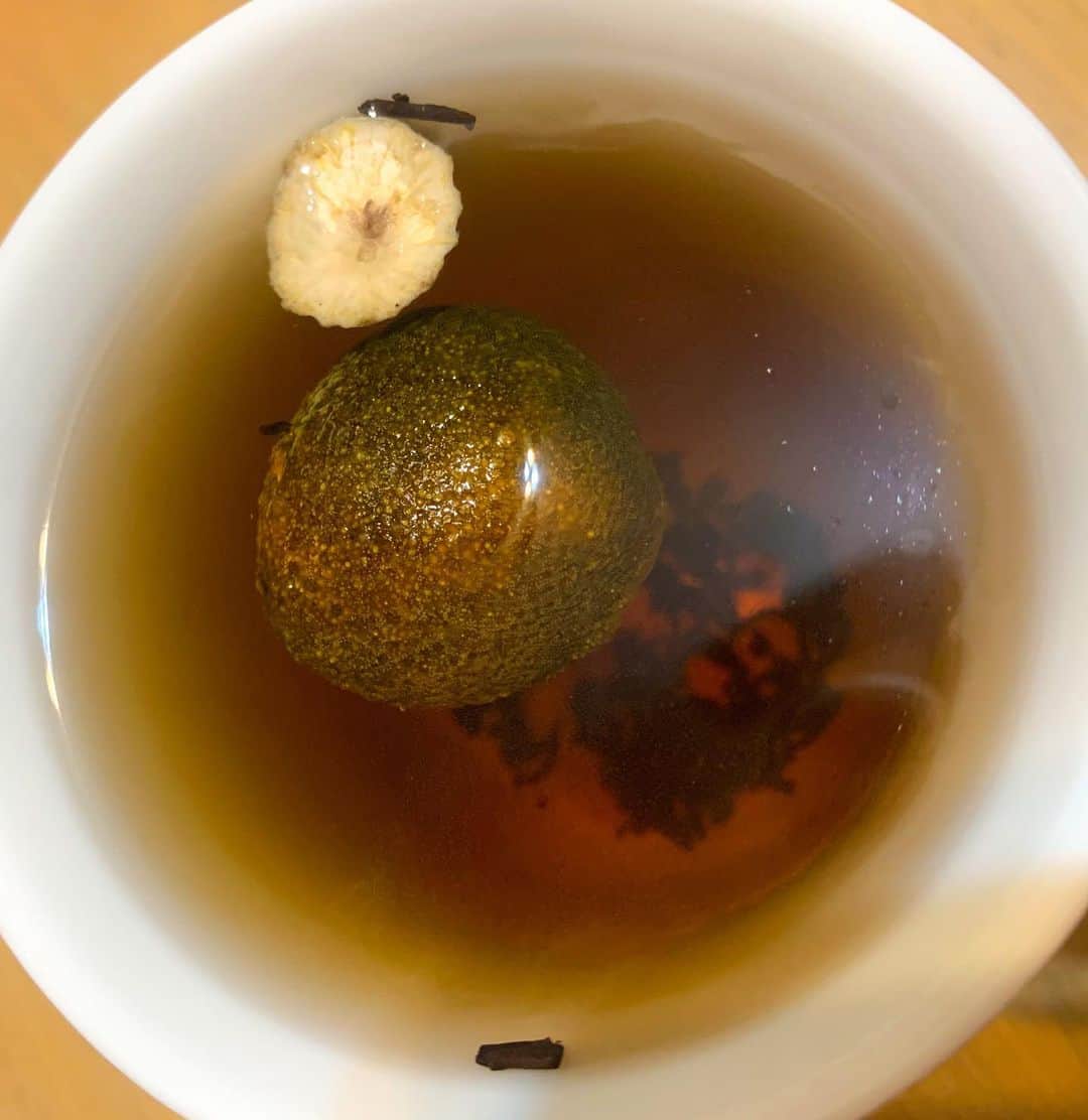 浜平恭子さんのインスタグラム写真 - (浜平恭子Instagram)「‪中国のお土産、#小青柑 （シャオチンガン）をいただいたよ(๑′ᴗ‵๑)🍵 乾燥させた青いみかんをくり抜いて、中に #プーアール茶 を詰めてあります🍊 蓋が付いていて可愛い💖 中には #お茶 ✨ そこにお湯を入れるように注ぎます♨️ それぞれの香味が出るタイミングにより、お湯をさす度に違う表情を魅せてくれて素敵よ🤤‬」11月29日 16時02分 - hamahi1231