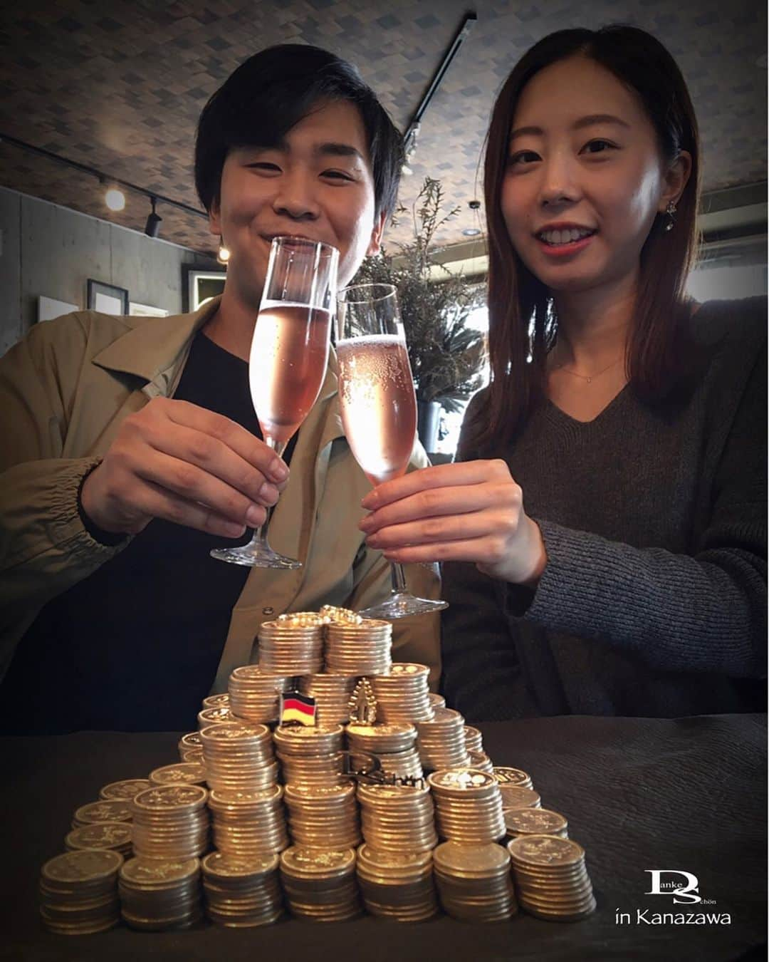 Danke schön ダンケ 金沢 結婚指輪 鍛造さんのインスタグラム写真 - (Danke schön ダンケ 金沢 結婚指輪 鍛造Instagram)「・ ・ ・ ▪︎先日の投稿の続編▪︎ ・ ・ 結婚指輪の選び方は様々 ・ ・ 実は本日が 御入籍のお二人でした㊗️ ・ ・ きっと今頃は…です。 おめでとうございます🙇🏻‍♂️ ・ ・ と‼︎ 言う事で ・ ・ 全貌を一挙公開 ・ ・ 結婚指輪を探し始めると 人とは違うモノが欲しい🙌🏻 ・ ・ と 思う人は多いのでは？ ・ ・ 日本では耐久性などよりも デザインや幅の細い指輪が 支流みたいですが…👉🏻👈🏻 ・ ・ そんな細身を探し求める中 ちょっと現実的なお話し🤭 ・ ・ 直径2cm未満の指輪。 幅は1cm未満の中に人とは違う デザインを表現するなど ・ ・ もはや ・ ・ 出尽くしてる感じ じゃないですか？🤭 ・ ・ でも仮に デザインはそうであっても ・ ・ 手にするまでの 「プロセス」に自分達らしさを 追求する方は少ないように感じます。 ・ ・ 今回のお二人は お付き合いしている頃から 始めた #500円玉貯金 で 結婚指輪を手にされました。 ・ ・ どぅです🤔 この粋な求め方👍🏻 ・ ・ 彼は当初そんなに結婚指輪には… デザインにも特にと…と 話してくださっていたので ・ ・ でも何故か そんな彼を放っては 置けない店主😎 ・ ・ 何故かと言うと 正直に「興味が無い」と言える 彼はある意味 素直 ・ ・ 指輪屋さんに興味が無いって言え🤭ちゃう 訳ですから…🤗 ・ ・ そんな彼とは真逆に彼女は こんなデザインは好き でも こんな感じは好きでは無いと Yes🙆‍♀️No🙅‍♀️を教えてくださって ・ ・ この彼氏彼女の指輪探しの温度差を 放っては置けないのです😎✨ ・ ・ で！会話を進める中で 500玉貯金の話を伺い👂 ・ ・ きっと彼には どんなデザインを御提案するよりも プロセスにどっぷり🤭ハマって頂いた方が きっと結婚指輪を愛着を持って ずっと身につけて頂けるのでは？と…🤔 ・ ・ 結果‼︎顔出しOK🙆‍♂️🙆‍♀️の撮影にも 御協力くださったと言う事は 大正解🙌🏻 ・ ・ 二人で500玉を数えてる姿は 何とも微笑ましいです。 ・ ・ そして！この500玉の重みが 結婚に対する責任の重みかも 知れませんね。 ・ ・ 又!店にとっては 生涯の指輪を御提案する 責任の重み ・ ・ この重みを体感すると もう！何でも言いなんて🤭 言えなくなっちゃう重みですよ。 ・ ・ 嘘🤭だと思ったら 御予算としている金額を 500玉に替えて ・ ・ 先ずは重みを経験されてみては いかがでしょうか？ ・ ・ きっとデザイン・金額以外にも もっと⤴︎もっと⤴︎ 知りたくなりますよ🤗 ・ ・ ・ 鍛造削り出し 🇩🇪クリスチャンバウアー 専門店 『  Danke schön 』 ・ ・ ・ ——Danke————————————— ▪︎トップページ 🔜 @danke2005 ———————————schön———— ・ ・ ・ #クリスチャンバウアー #ドイツ製 #金沢 #christianbauer_kanazawa #クリスチャンバウアー金沢 #金沢結婚指輪 #結婚指輪 #婚約指輪 #指輪 #北陸花嫁  #結婚指輪選び  #鍛造 #ダイヤモンドリング　#ブライダルリング  #結婚指輪探し #ポルシェ #メルセデスベンツ #金沢クリスチャンバウアー  #大人セレクト #サンタクロースからの手紙 #結婚記念日 #切削 #ポリッシュ #結婚指輪金沢  #結婚指輪探し  #2019クリスマス #福井結婚指輪 #富山結婚指輪 #ご褒美ジュエリー ------------------------------------------ 鍛造削り出し 🇩🇪クリスチャンバウアー 専門店 『  Danke schön 』 ・ • 営業時間 am11:00〜pm9:00 • 定休日 : 木曜日 • 駐車場 : 店舗前OK • ご予約 : 優先 ・ ・ ——Danke————————————— ▪︎トップページ 🔜 @danke2005 ———————————schön————」11月29日 16時07分 - danke2005