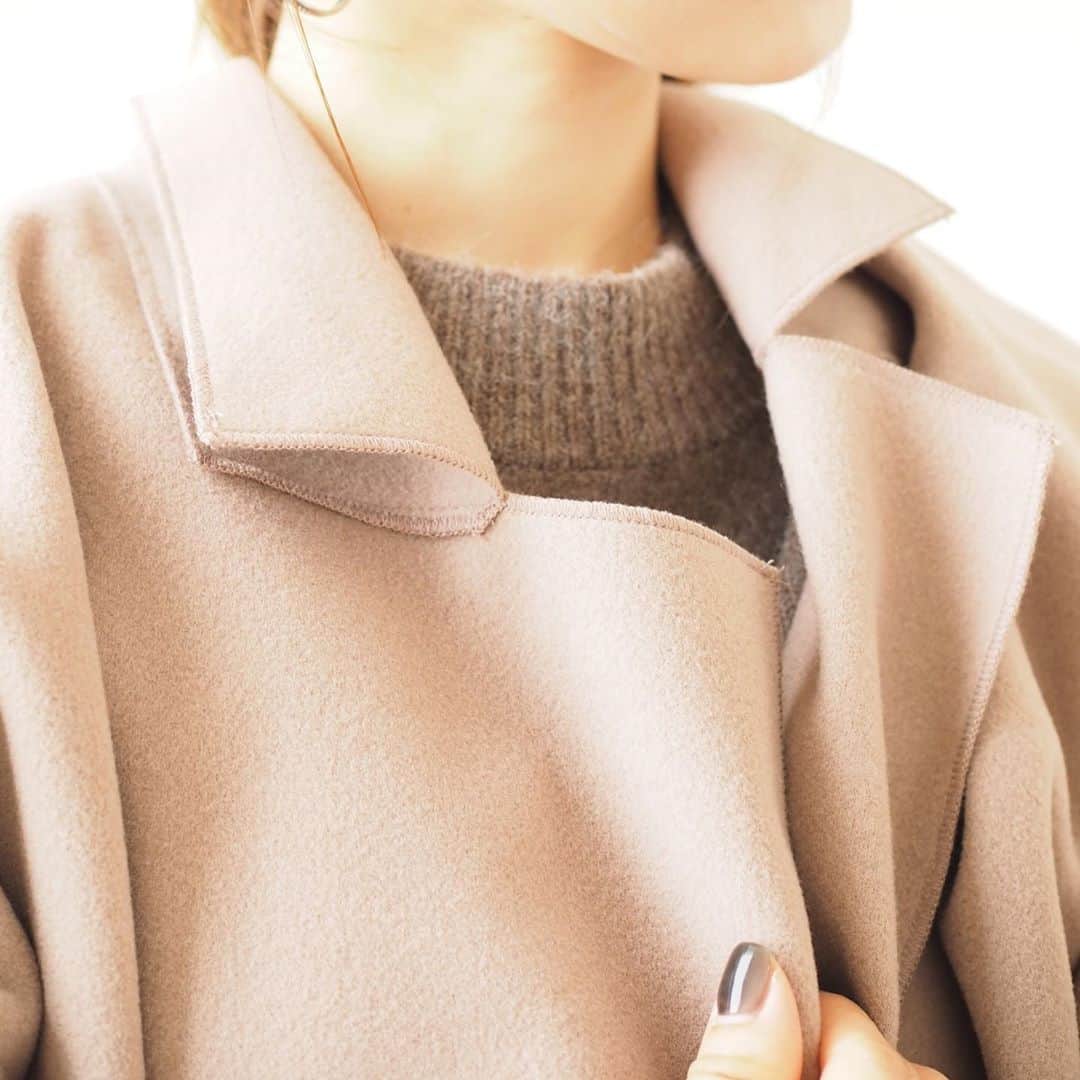 田中亜希子さんのインスタグラム写真 - (田中亜希子Instagram)「久しぶりのお天気でしたが、寒いですね！耳が痛いくらい！  @fifth_store の#サイドスリットライトガウンコート モカSサイズ  145センチが着ると、ロングコート。 薄手生地で袖が折り返せるのと、サイドスリットもあるためロングでも重たくならずに羽織れます。 たっぷりサイズなので、厚手ニットを着用できます。 @editsheen_store の#アクリルハンドルファーバッグ でほっこり♡アクリルハンドルがかわいいです。  #fifth #fifthtl #フィフス  #editsheen #エディットシーン #プチプラ #低身長 #プチプラコーデ #低身長コーデ #低身長コーディネート #おちびの輪 #おちびコーデ #ママコーデ #カジュアル #フェミニン #bag #バッグ #今日のコーデ #ニット #コート #シンプルコーデ」11月29日 16時09分 - akiico